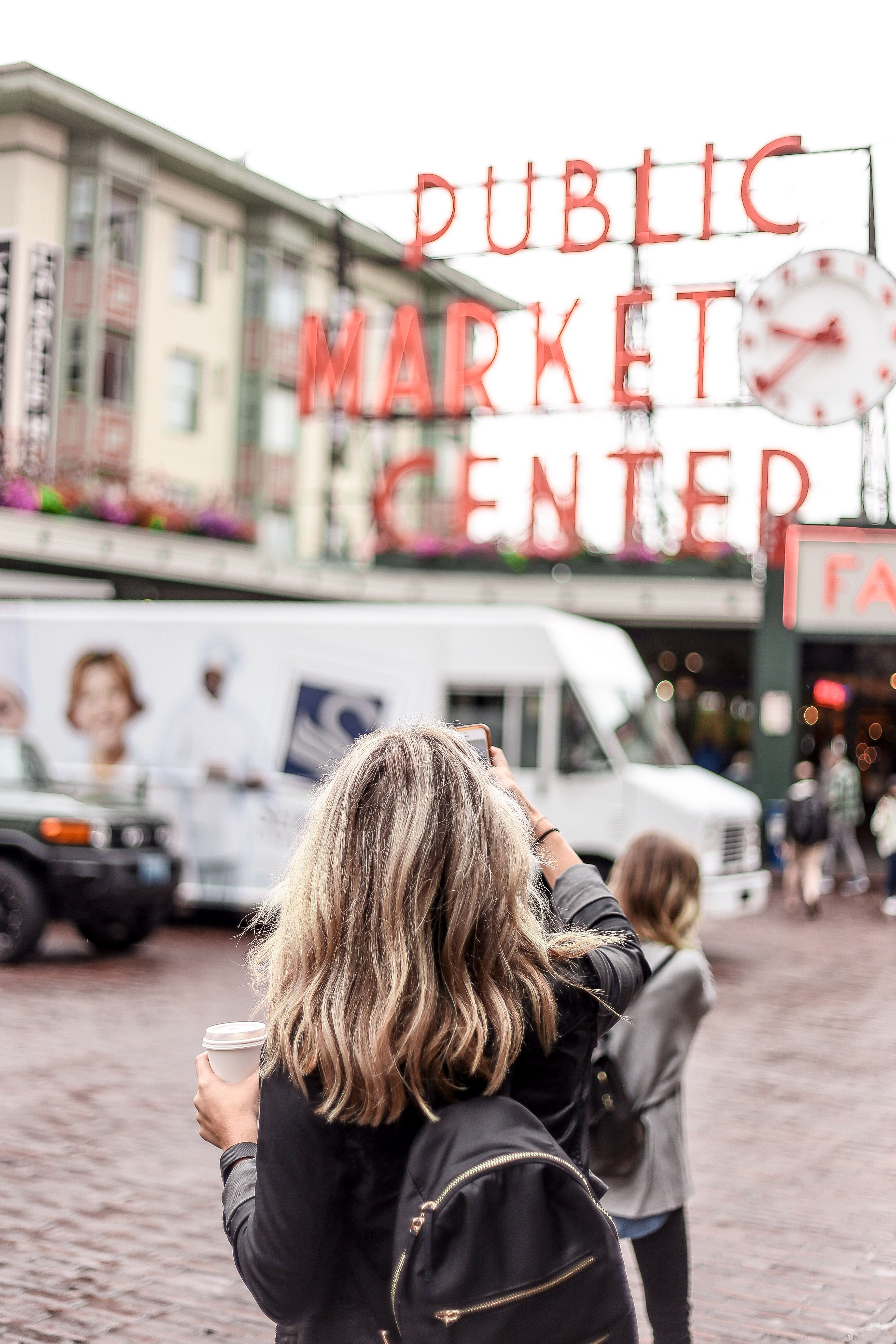 a woman with a backpack taking a picture with her smartphone at a market in seattle, taking pictures at a market 4k, Phone HD Wallpaper