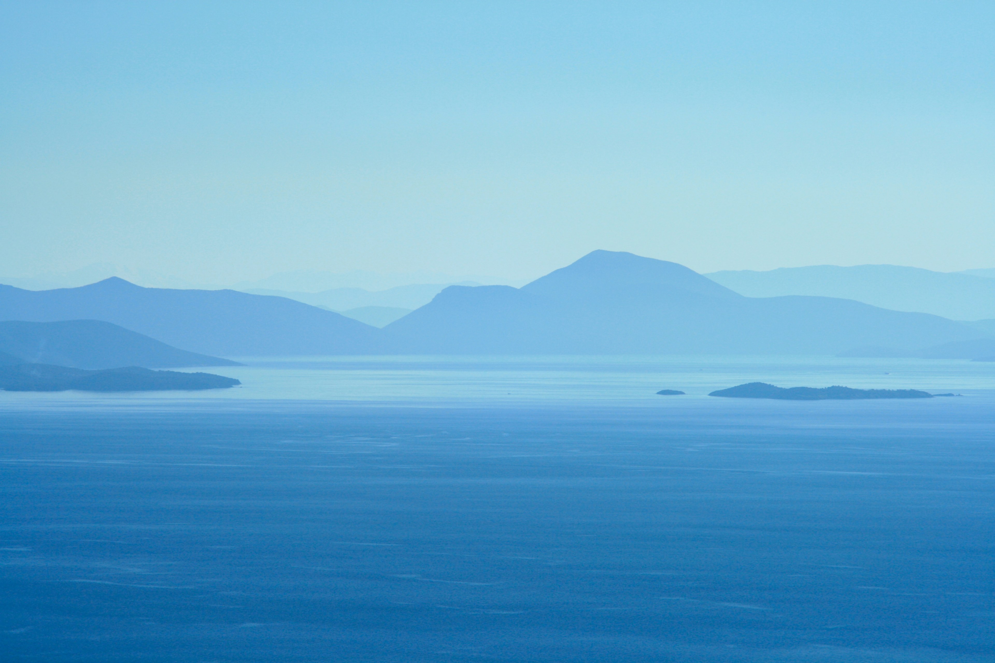 blue rolling mountains covered in calm clouds and fog, fog on the island 4k, HD Wallpaper