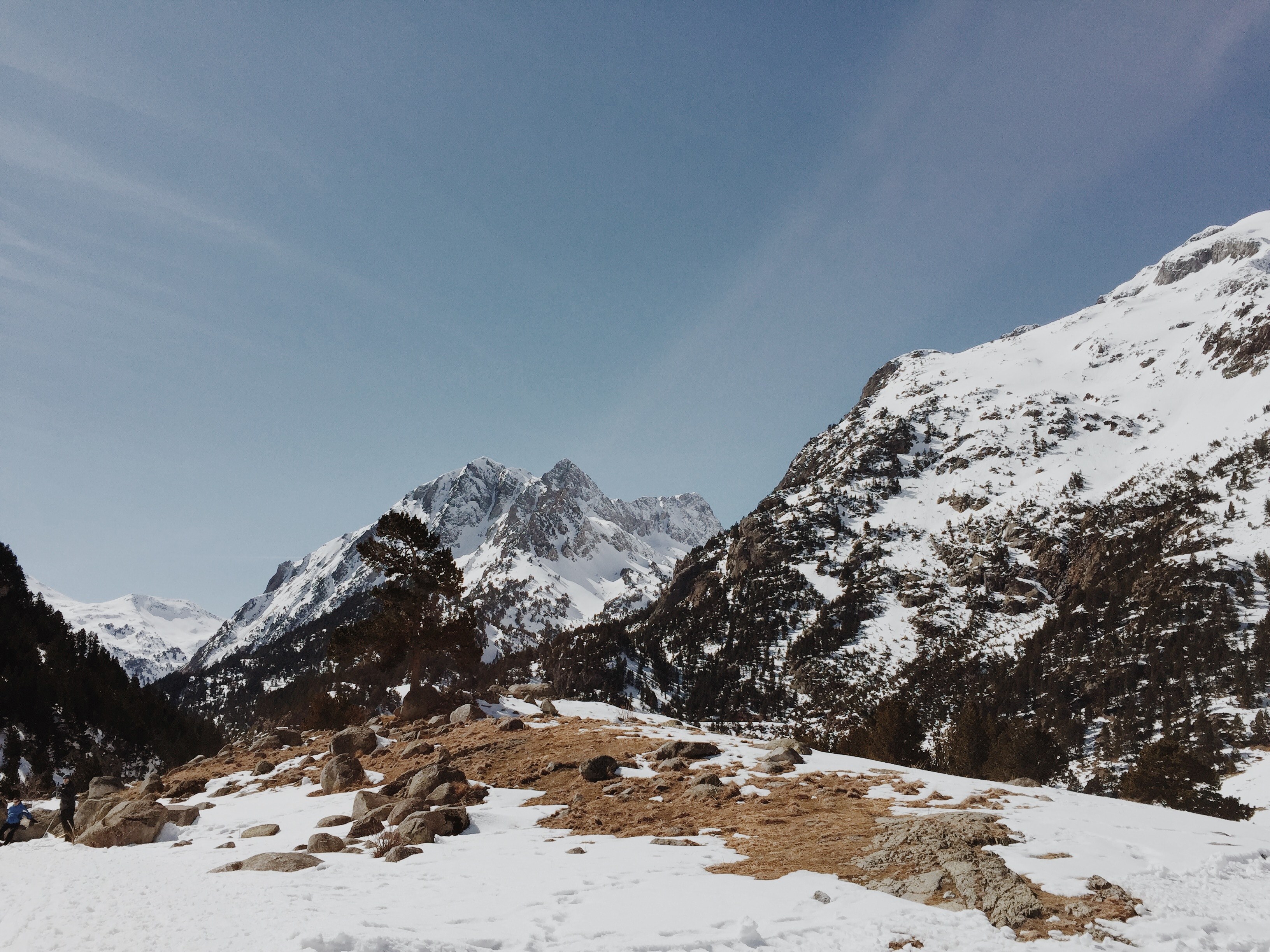 view of snowy rocky peaks from the hotel spa hospital de benasque, view hotel spa hospital de benasque 4k, HD Wallpaper