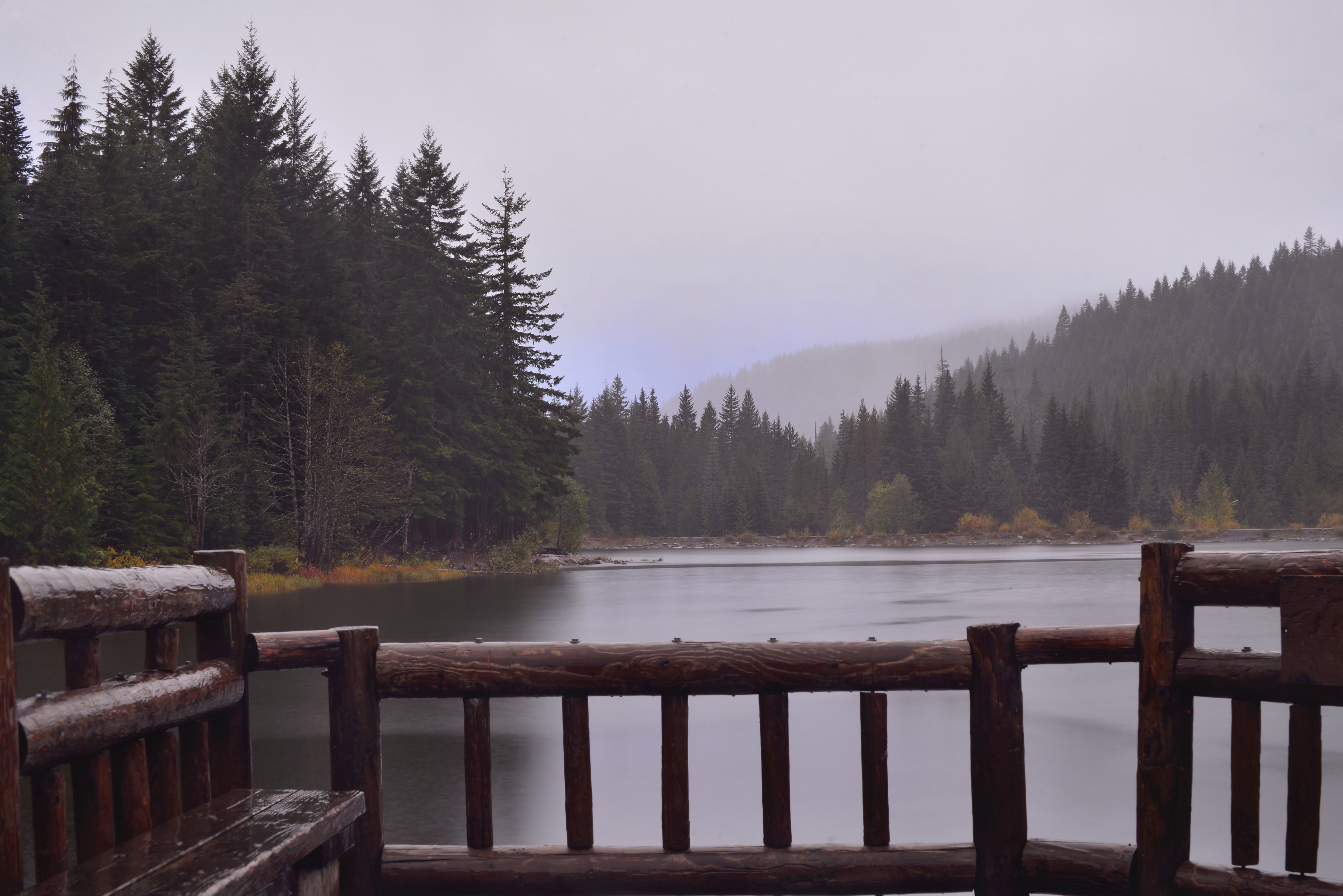 wooden railing over a lake on a cold autumn day, lake seen from a wooden platform 4k, HD Wallpaper