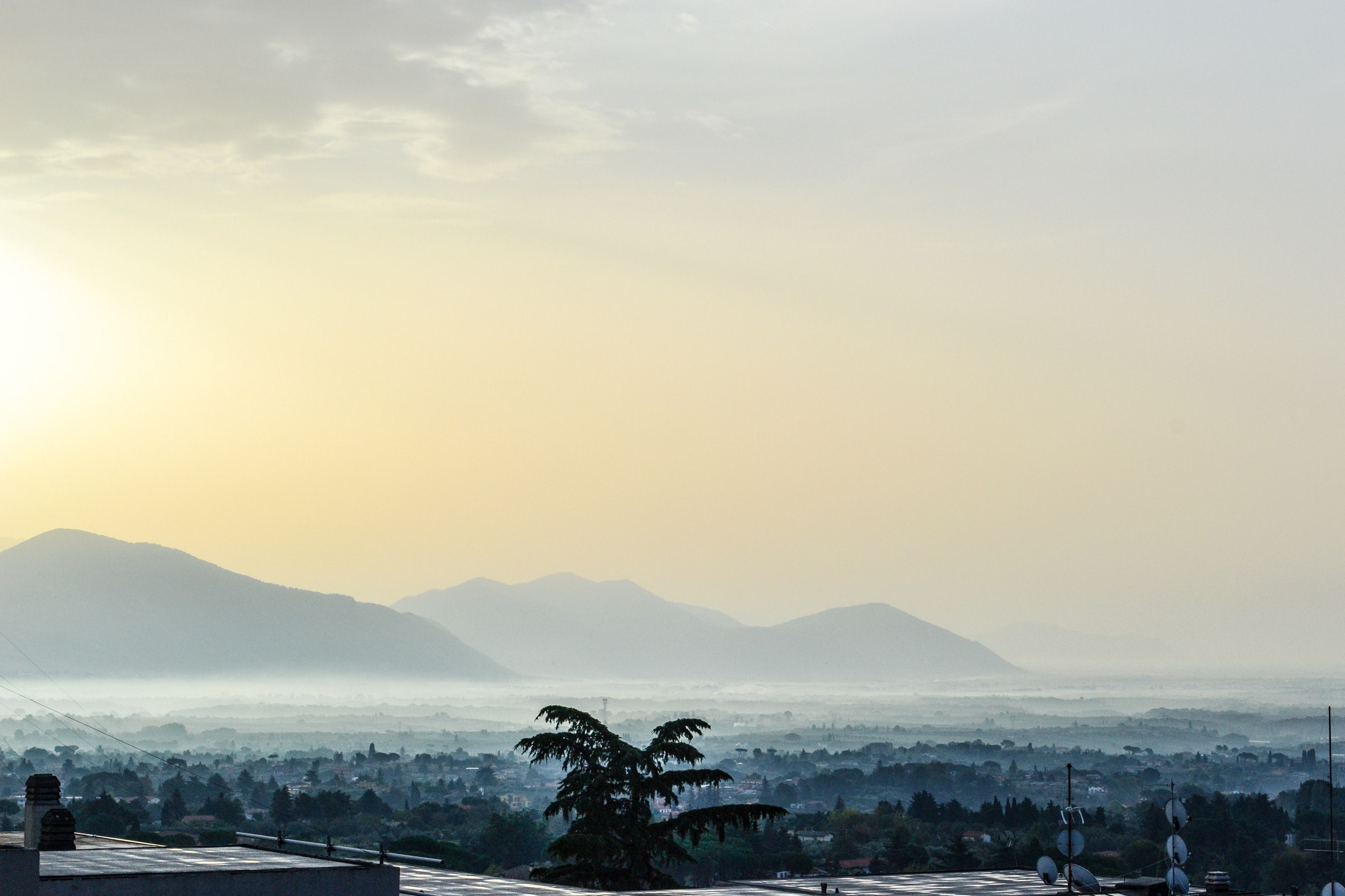 tranquil view over a foggy city with mountains at sunrise, calm tropical city morning 4k, HD Wallpaper