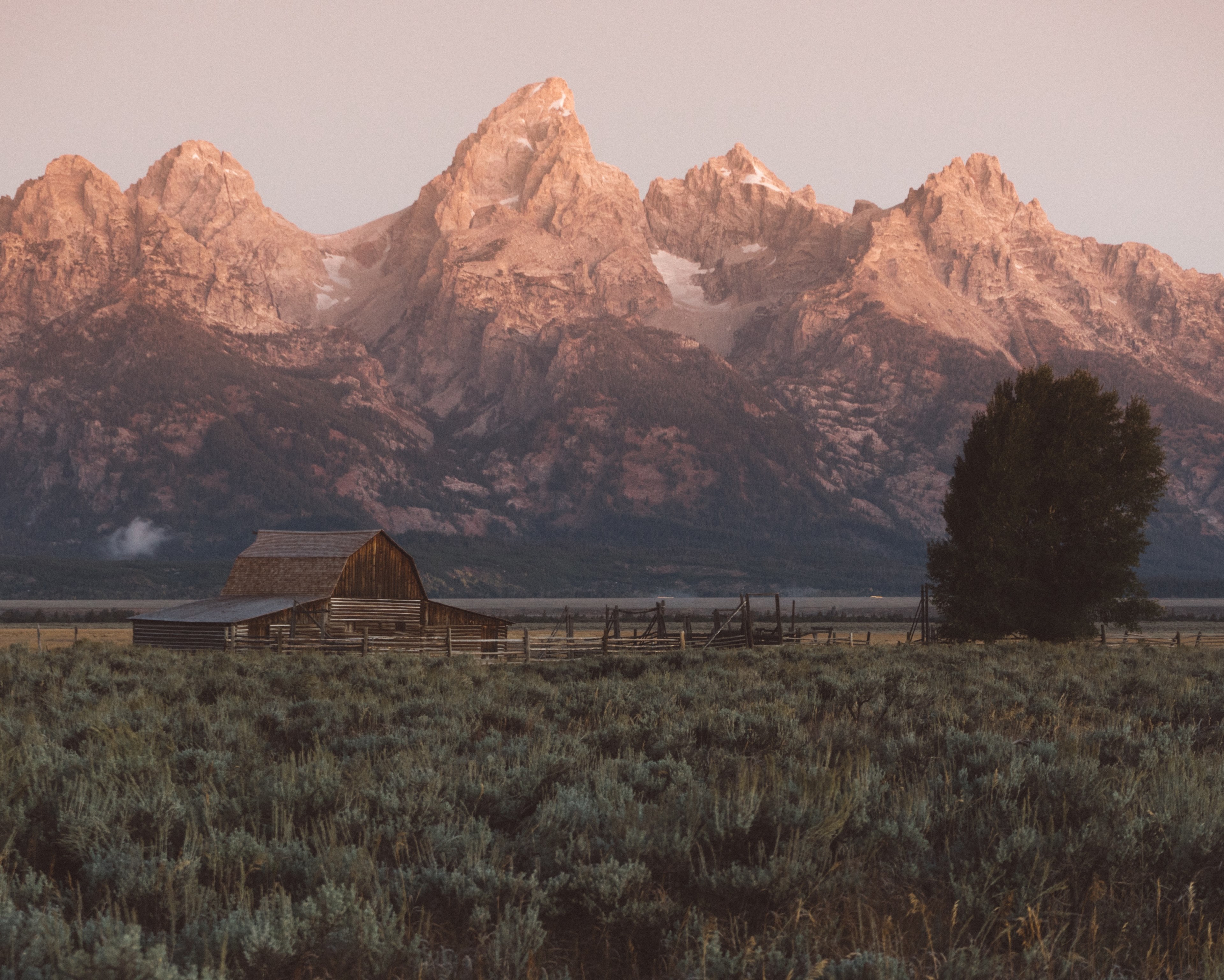 the john moulton barn at the foot of craggy mountains in the grand teton national park, barn in the mountains 4k, HD Wallpaper