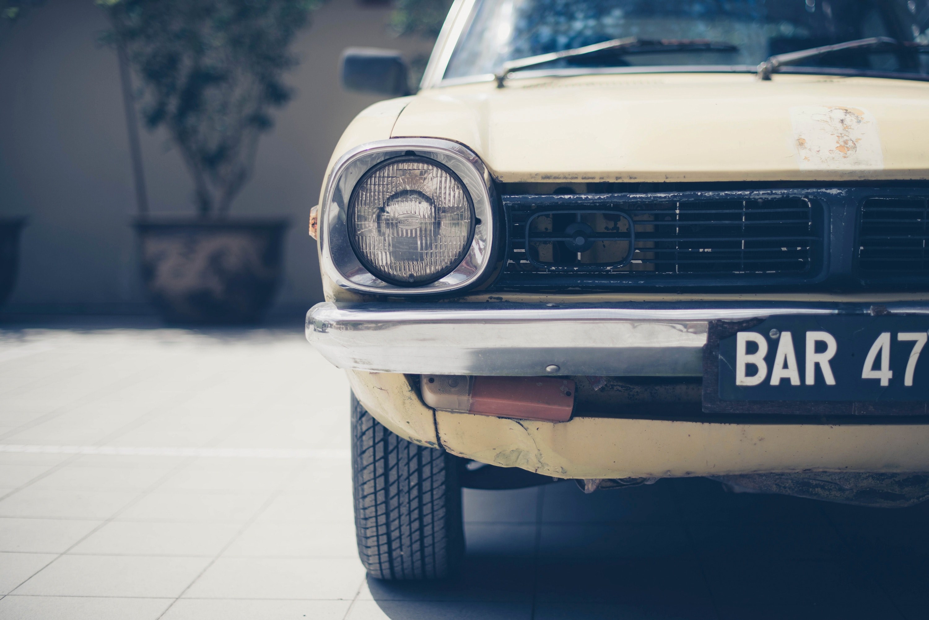 retro white car with stylish headlight and grille, stylish retro white car 4k, HD Wallpaper