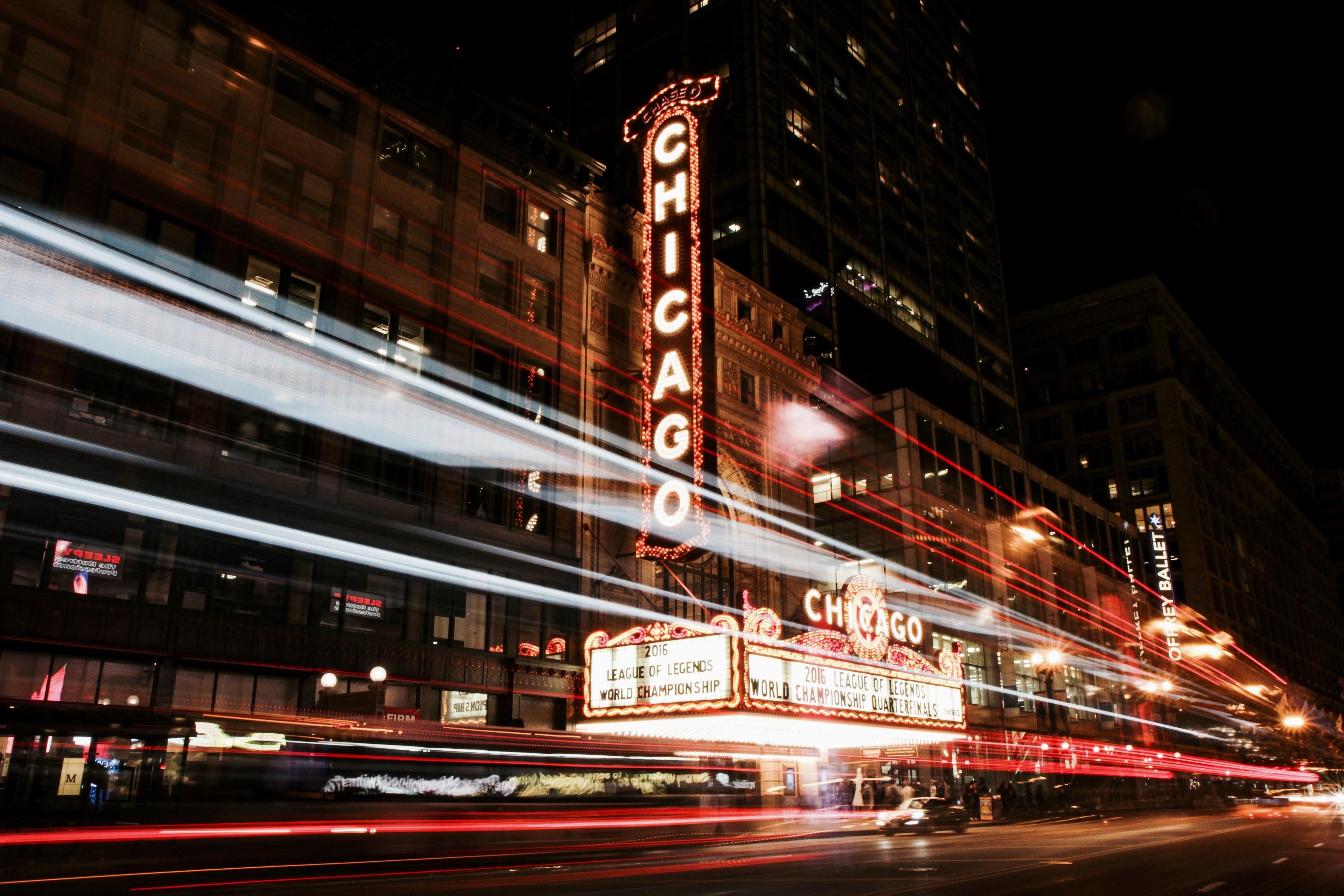 long exposure of nighttime cars in chicago with neon signs in the background, chicago nighttime 4k, HD Wallpaper