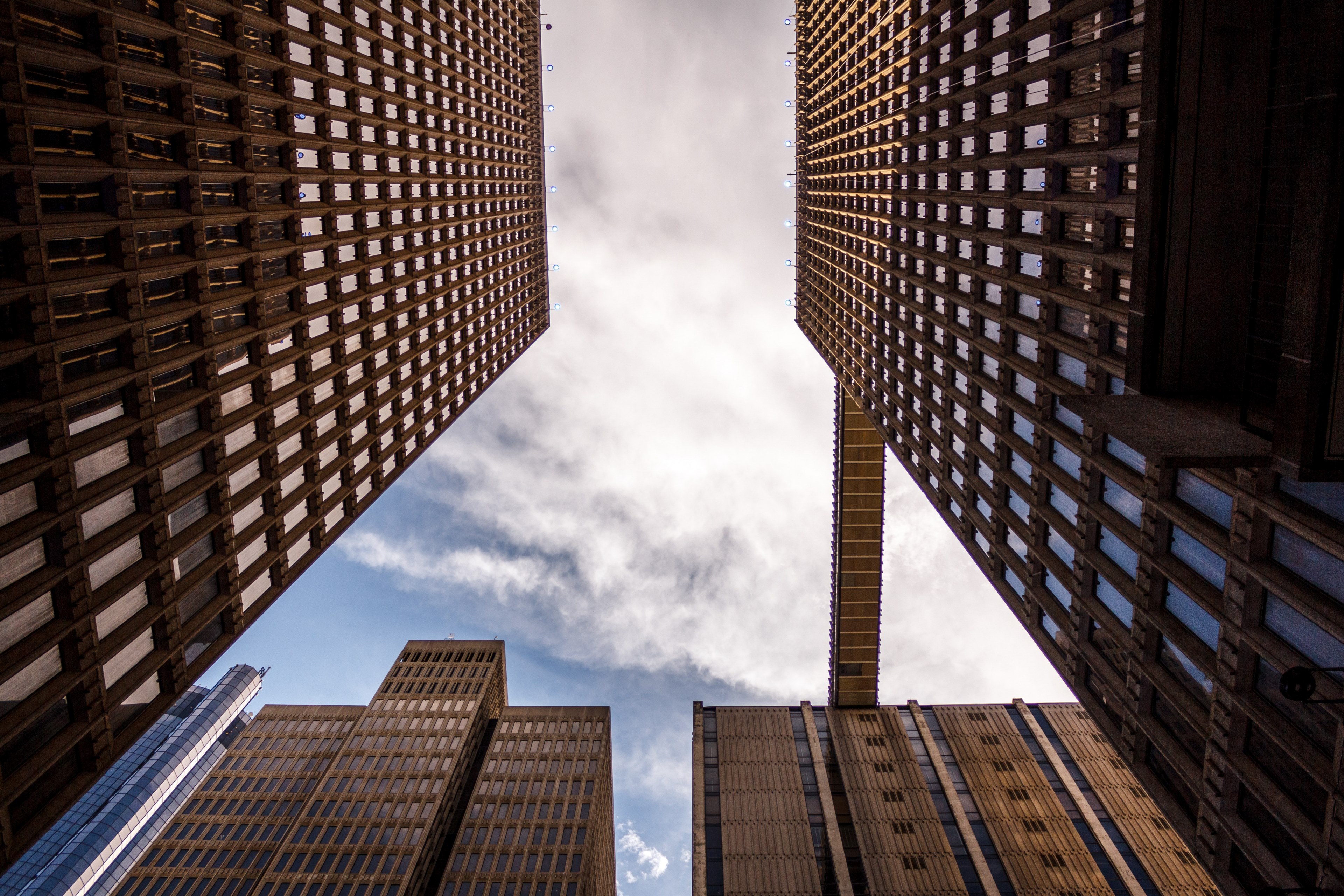 a low angle shot of the skybridge connecting the roofs of two high rises in atlanta, skybridge between rooftops 4k, HD Wallpaper