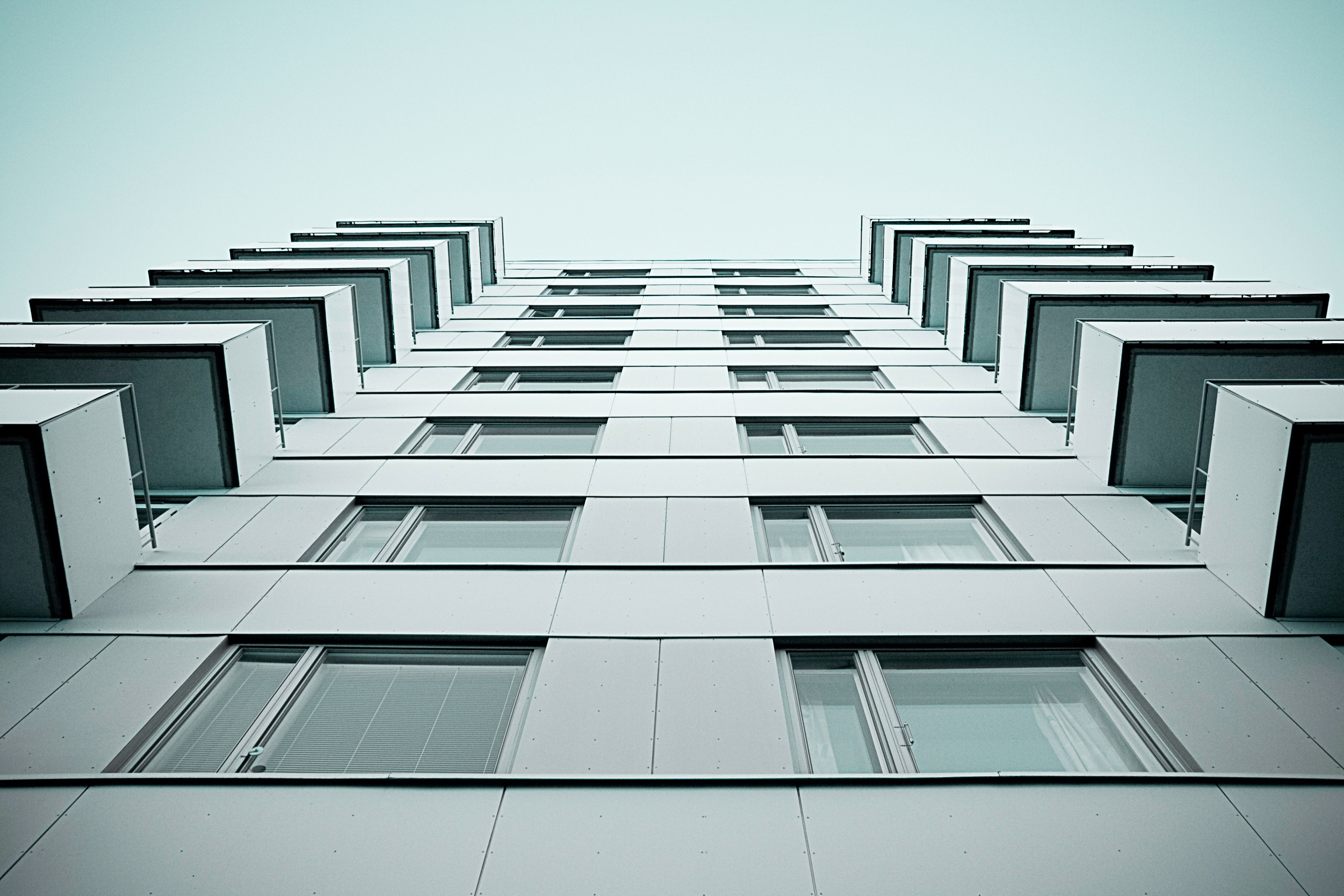 looking up at gray high rise apartment with balconies and square windows, high rise building from below 4k, HD Wallpaper