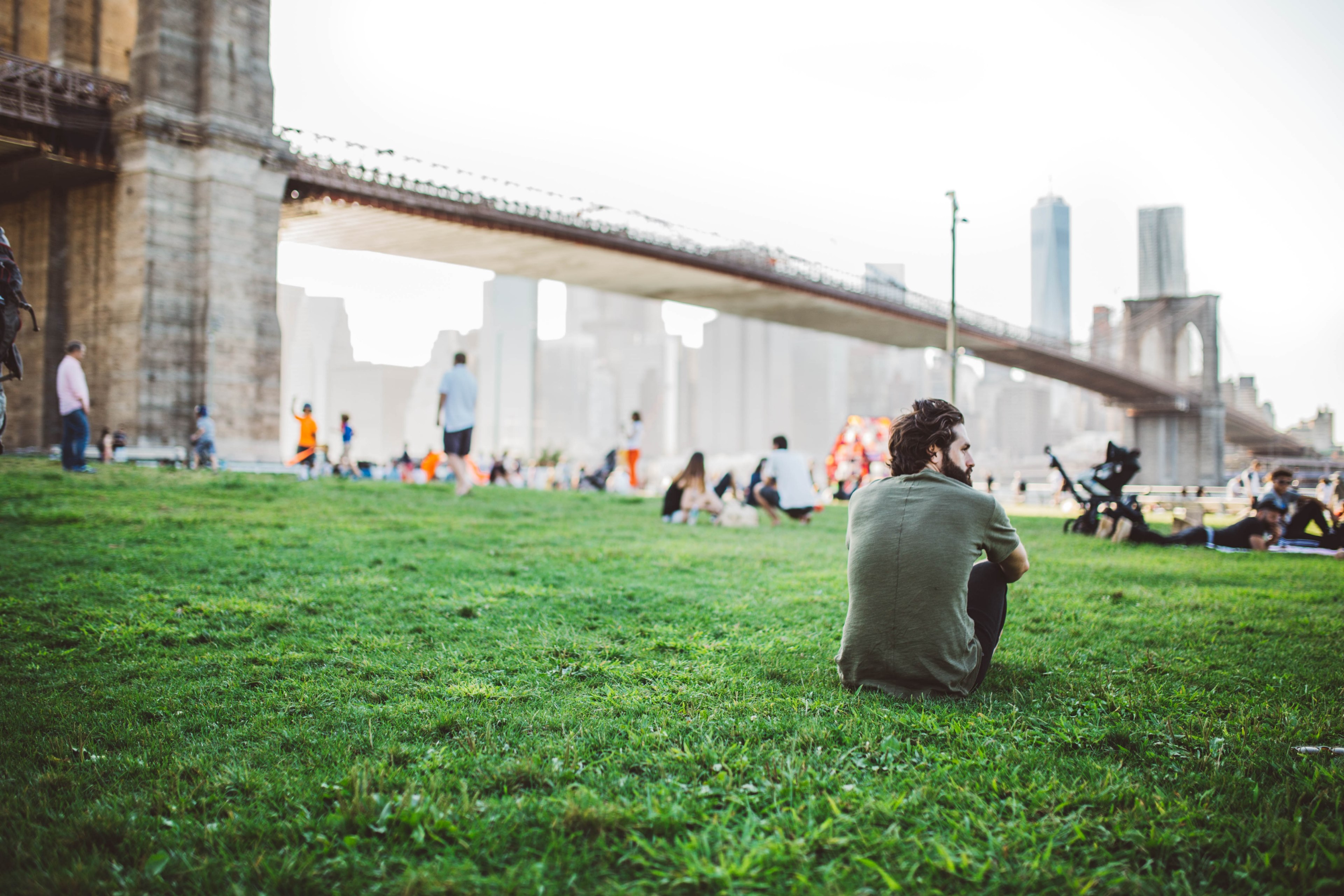 people relaxing on a lawn near the brooklyn bridge, man in brooklyn park 4k, HD Wallpaper