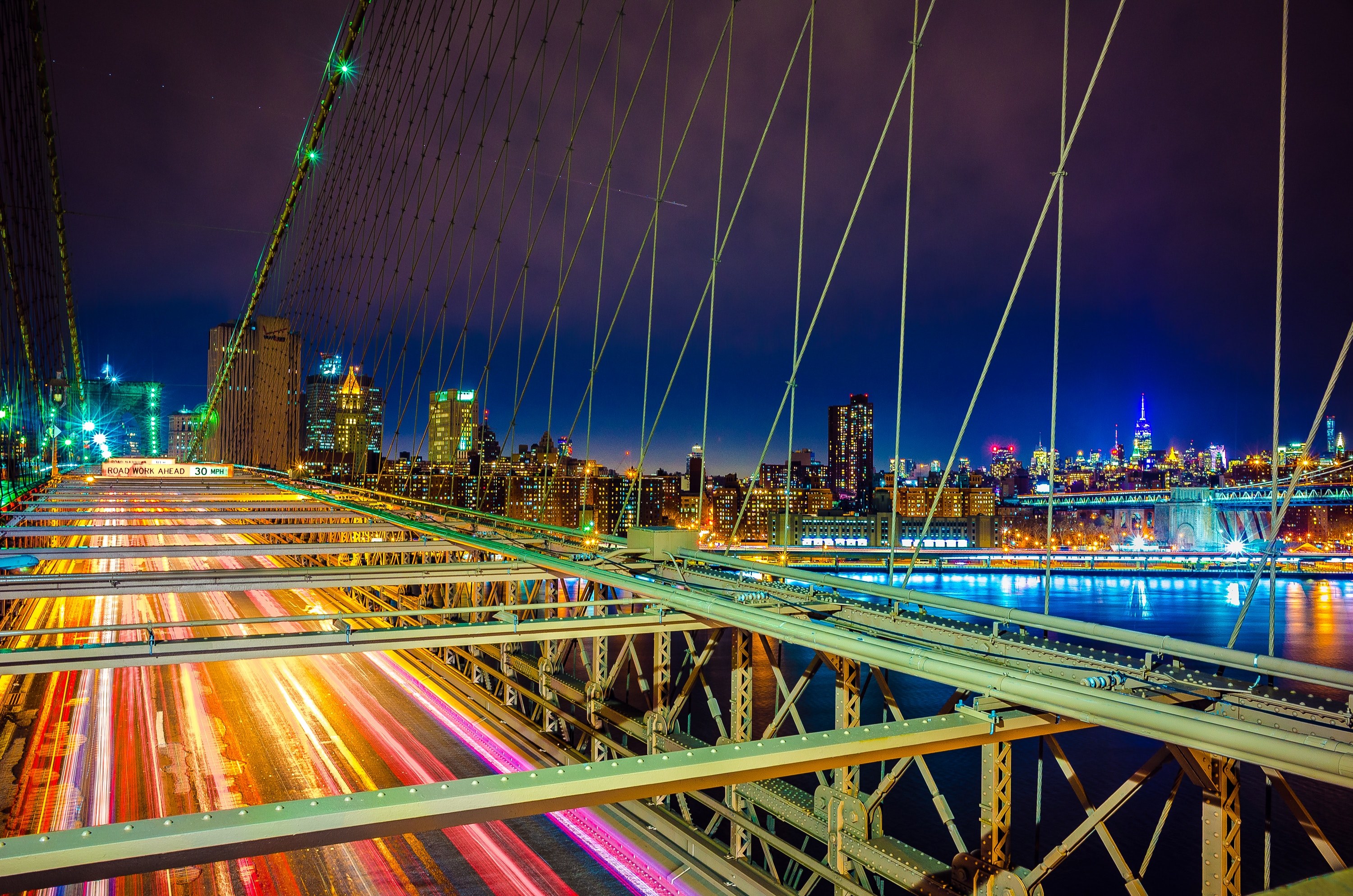 cars light up the brooklyn bridge as they speed across it at night, the city that never sleeps 4k, HD Wallpaper