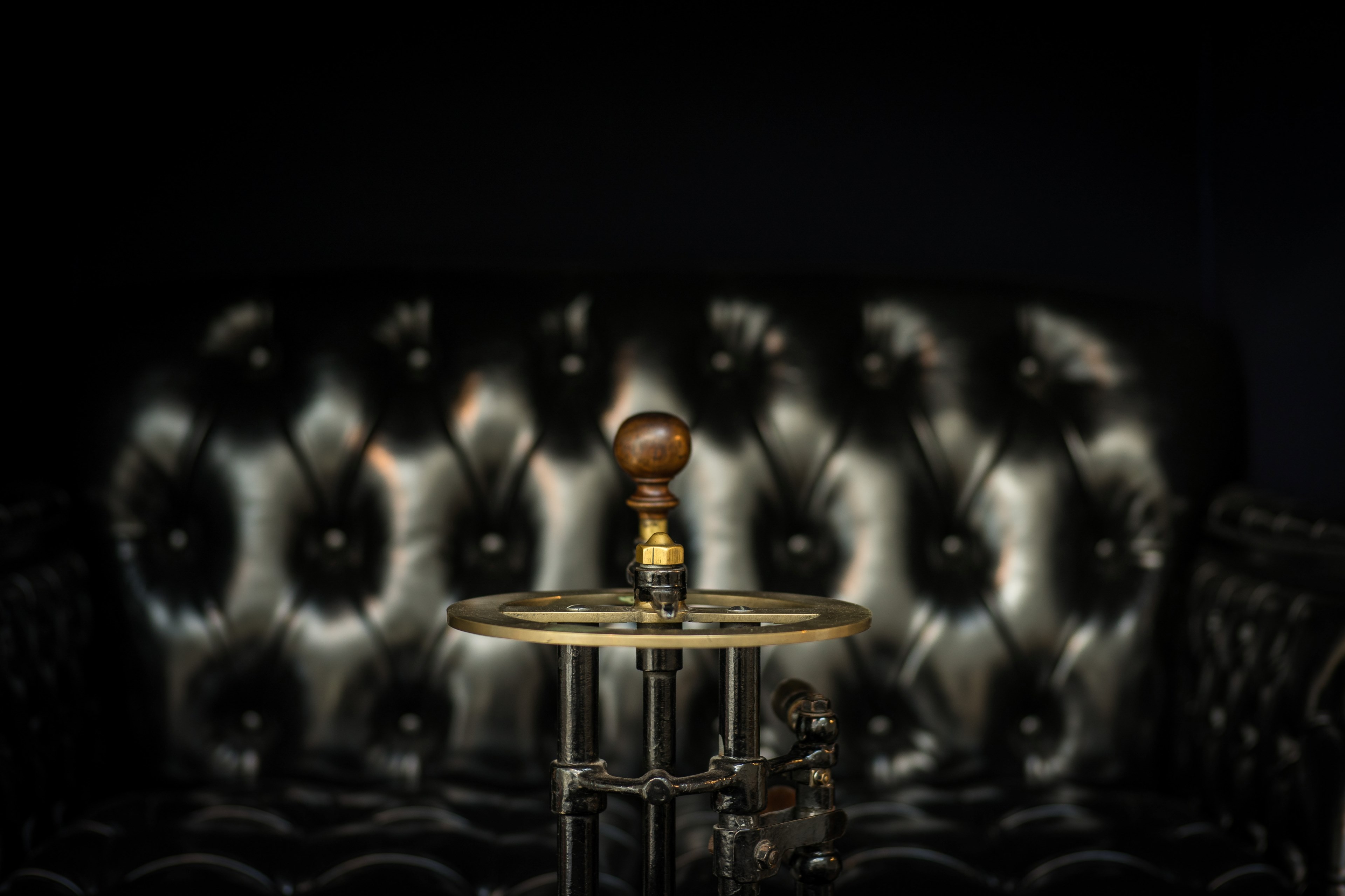 brass vintage steering wheel in front of leather couch, vintage steering wheel couch 4k, HD Wallpaper
