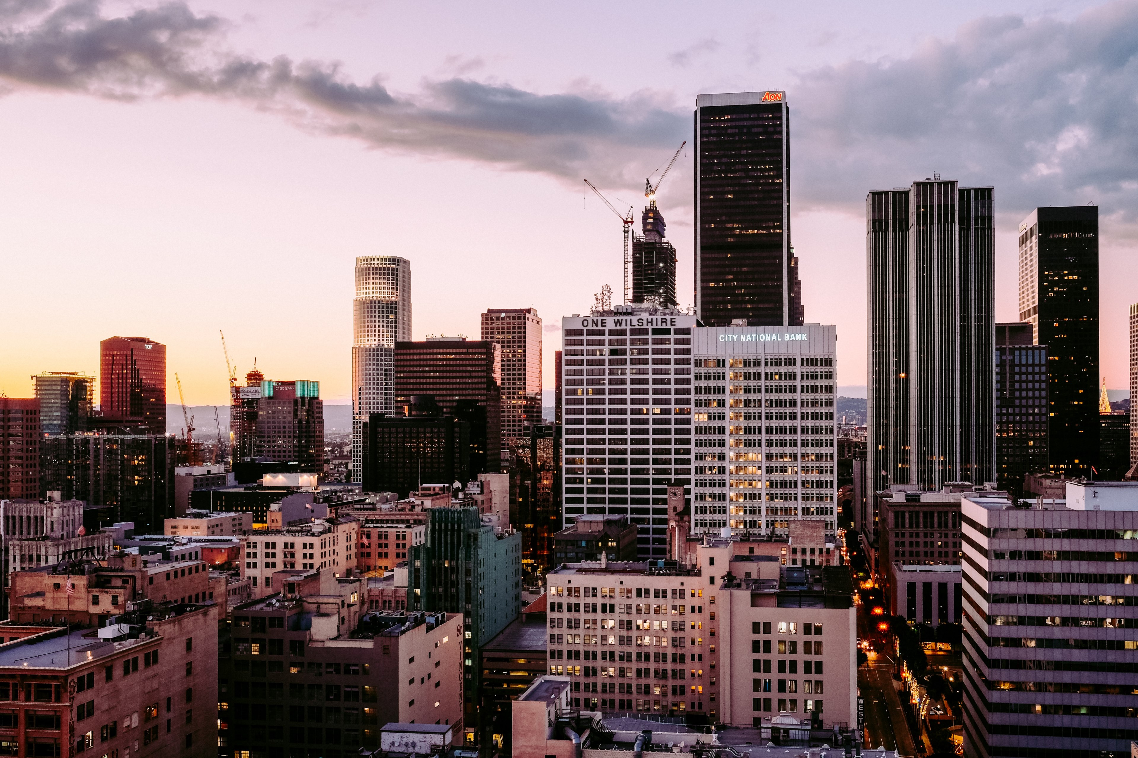 sunset with streak of clouds covers the downtown los angeles sky above one wilshire building and city national bank, one wilshire building 4k, HD Wallpaper