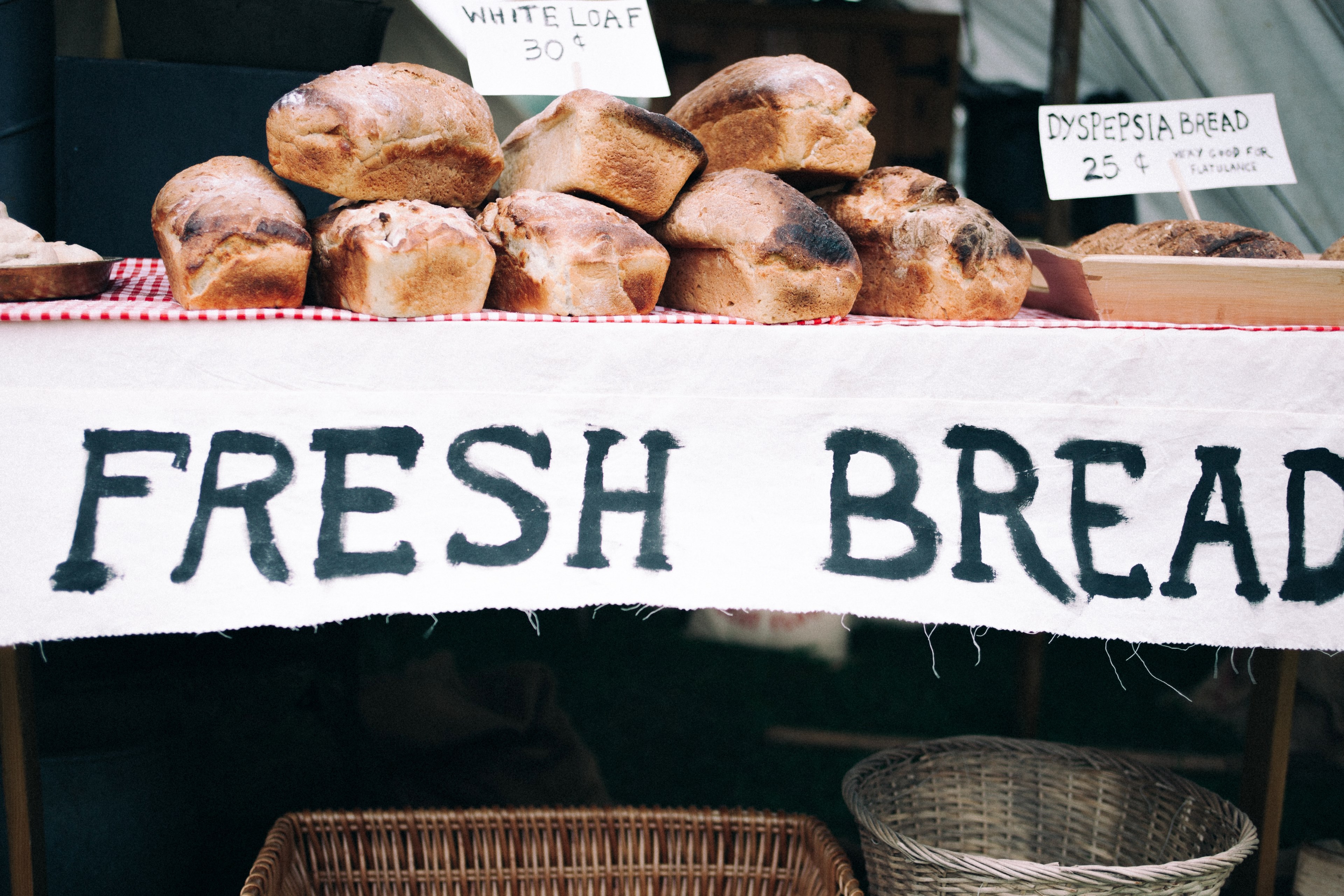 fresh bread for sale at an outdoor market, fresh loaves of bread 4k, HD Wallpaper
