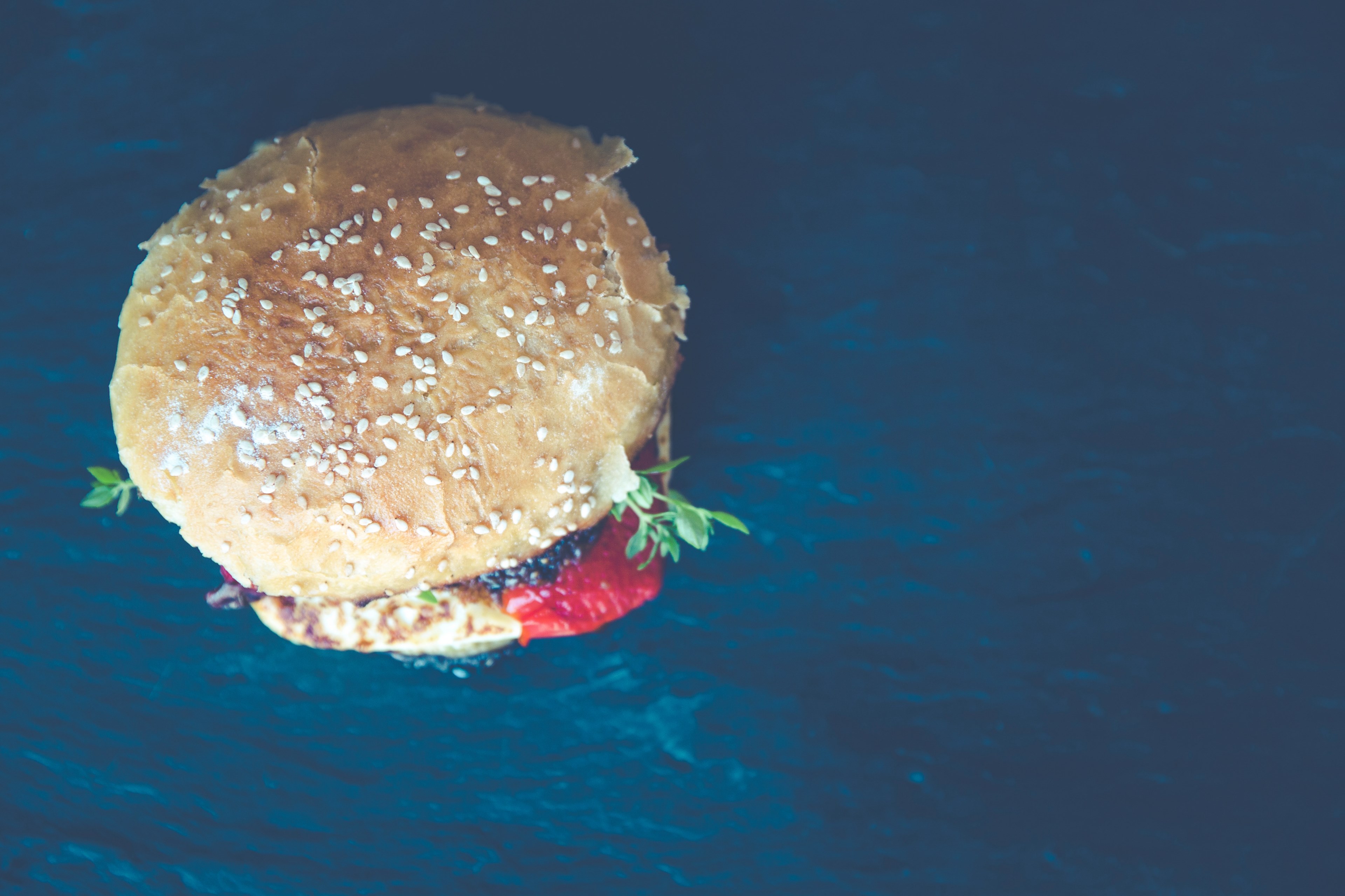 hamburger with sesame seed bun on a rustic table, single hamburger 4k, HD Wallpaper