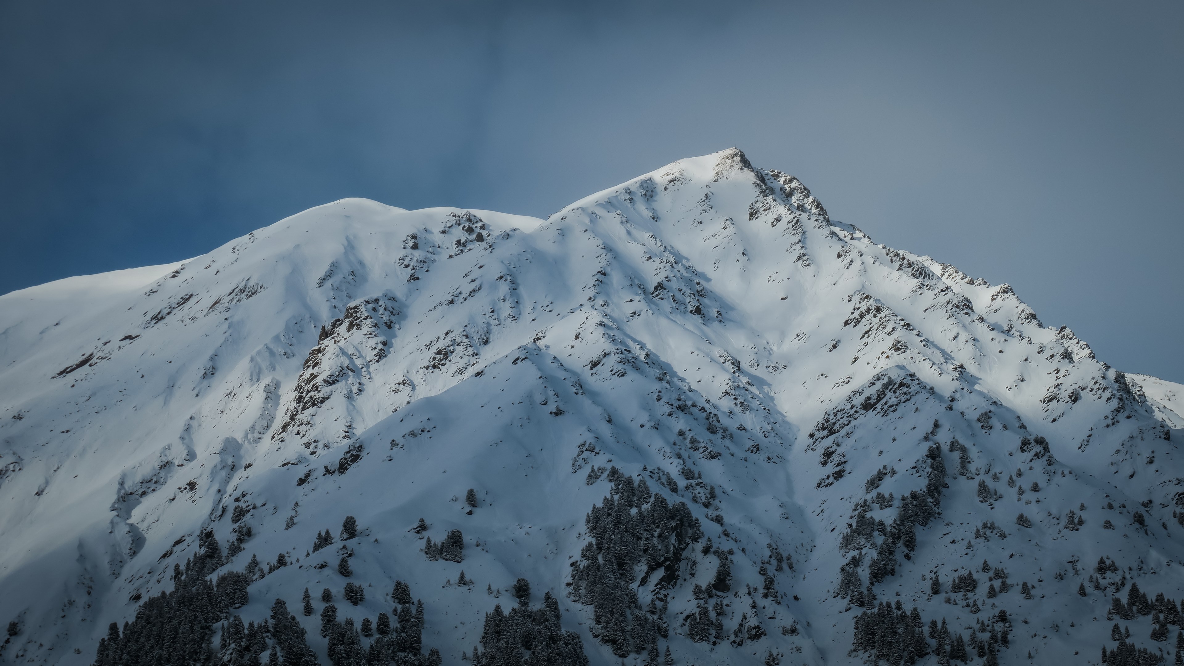 the snowy peak of juifenalm under dark blue sky, lost in white 4k, HD Wallpaper