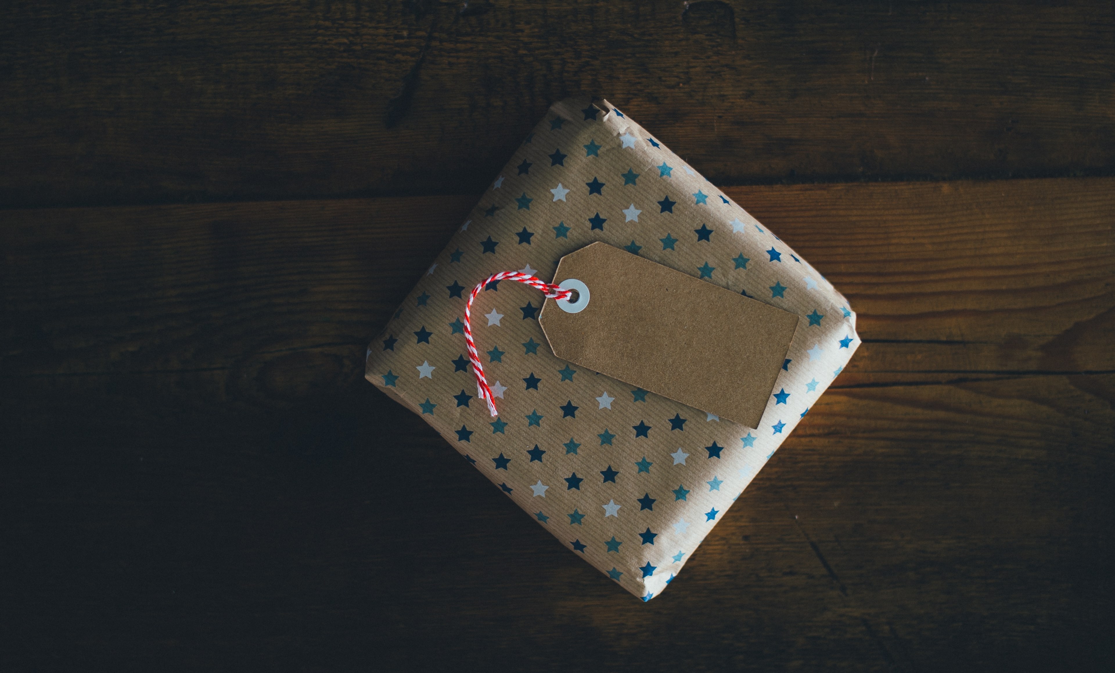 a brown tag on a small present wrapped in brown paper, brown paper gift 4k, HD Wallpaper