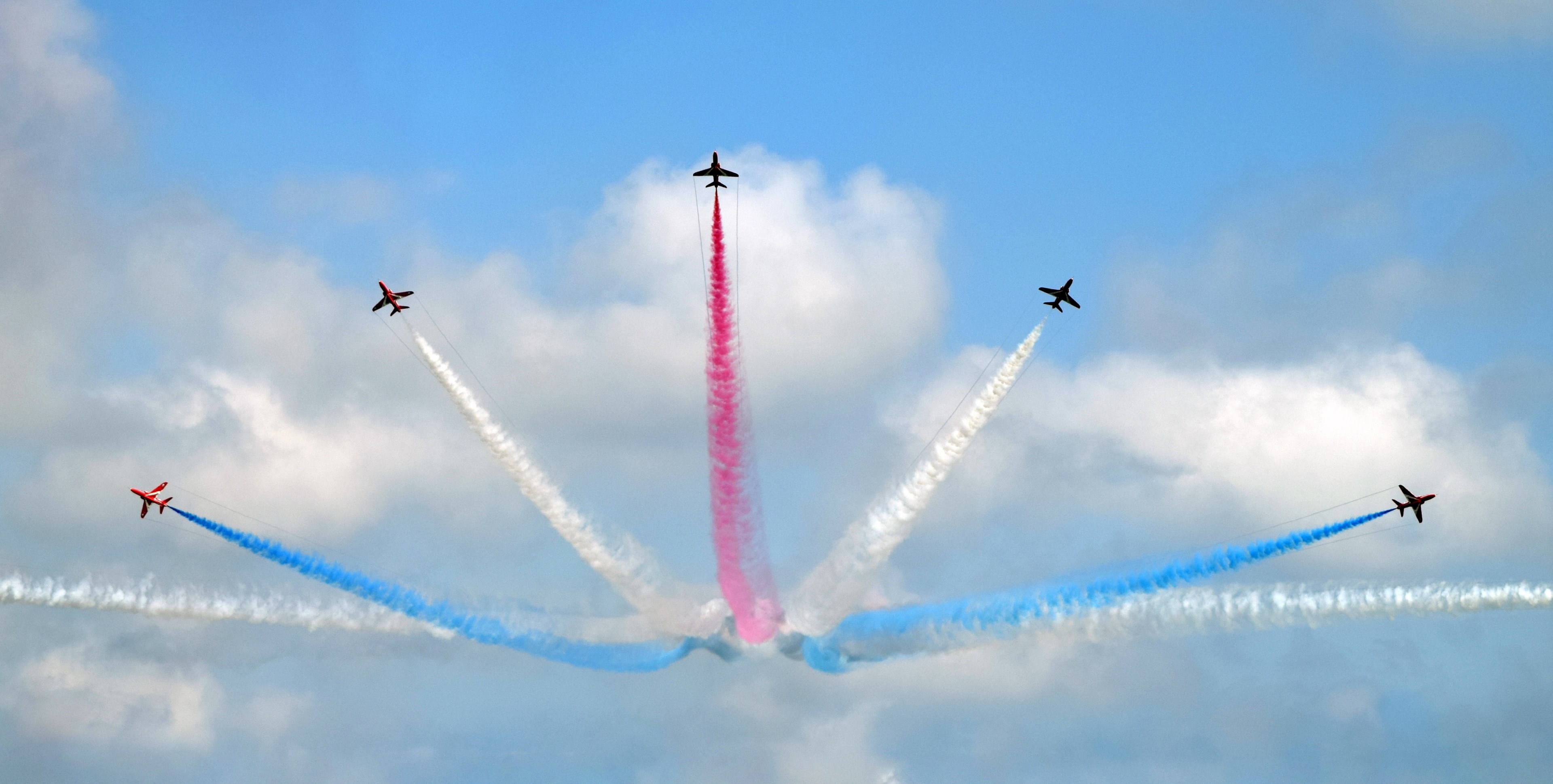 five jet planes leaving behind concentric trails in white blue and red, concentric smoke trails 4k, HD Wallpaper