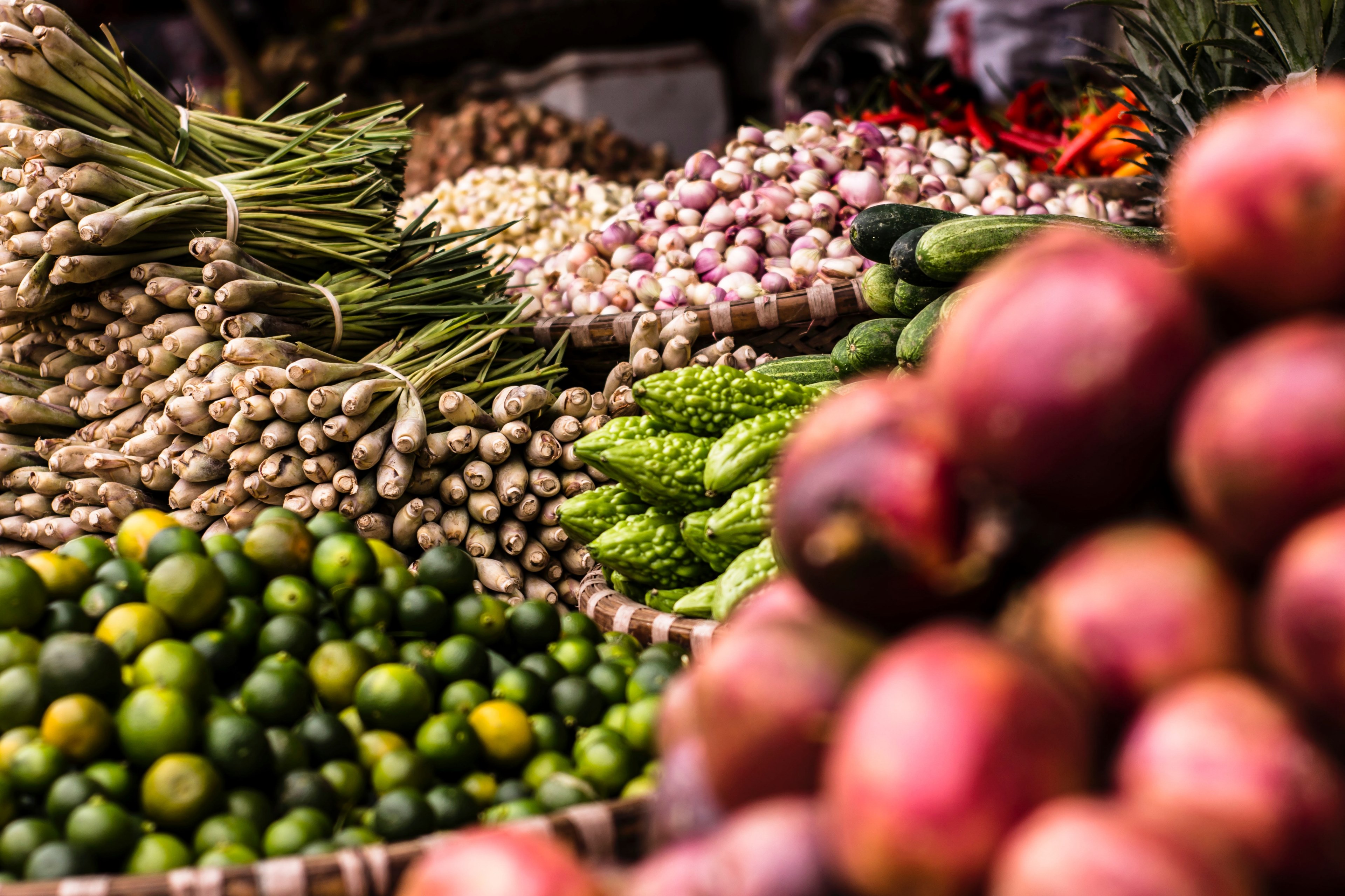 limes onions and lemongrass at a fruit and vegetable stand, farmers market produce 4k, HD Wallpaper