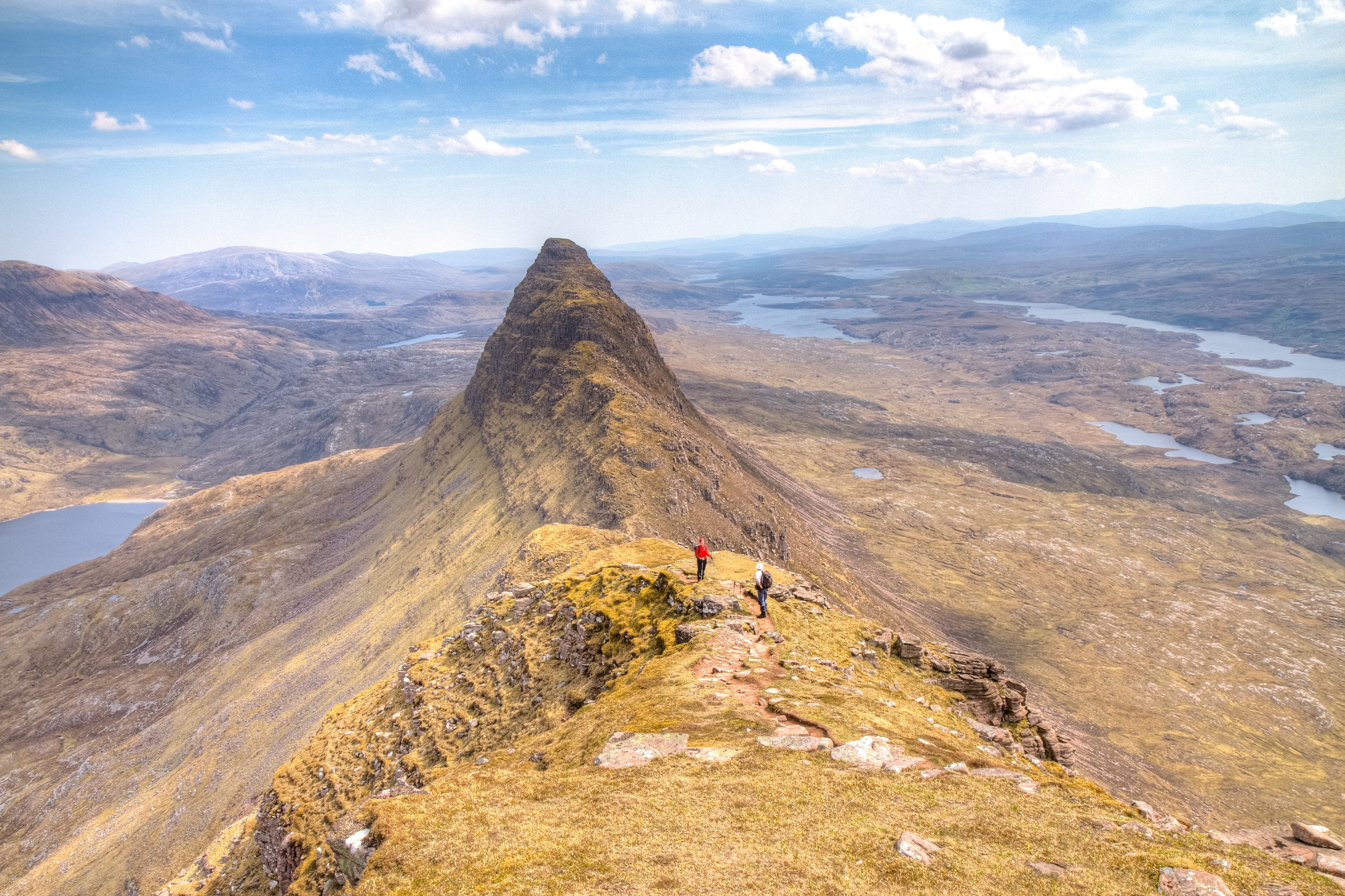 two hikers on a mossy mountain ridge with a tall peak on its edge, suilven near lochinver scotland 4k, HD Wallpaper