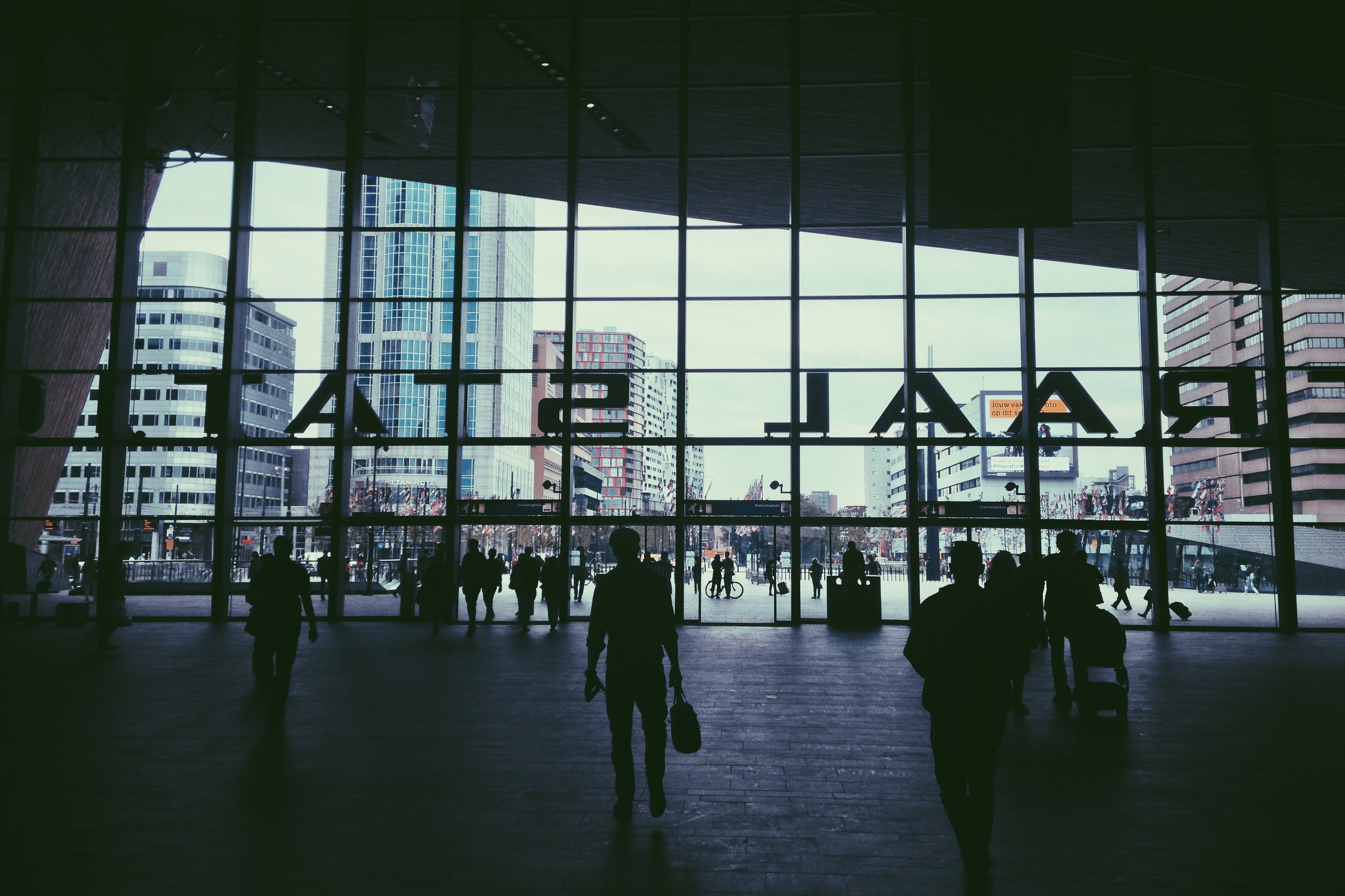 passengers are at the entrance of the rotterdam centraal station with the rotterdam cityscape in view, _silhouettes rotterdam station 4k, HD Wallpaper