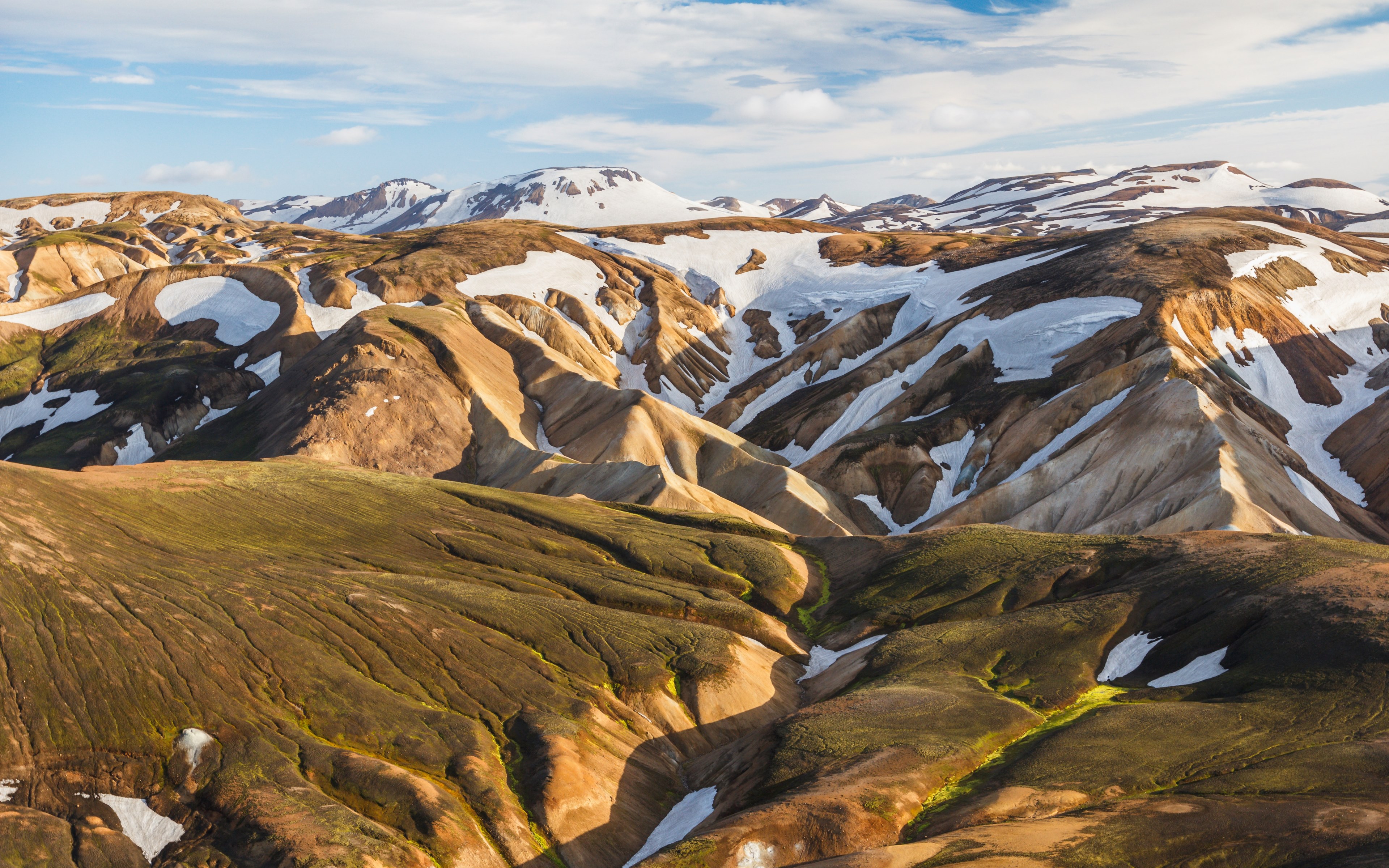 folded mountain slopes covered with patches of snow in landmannalaugar, on the laugavegur trek iceland 4k, HD Wallpaper
