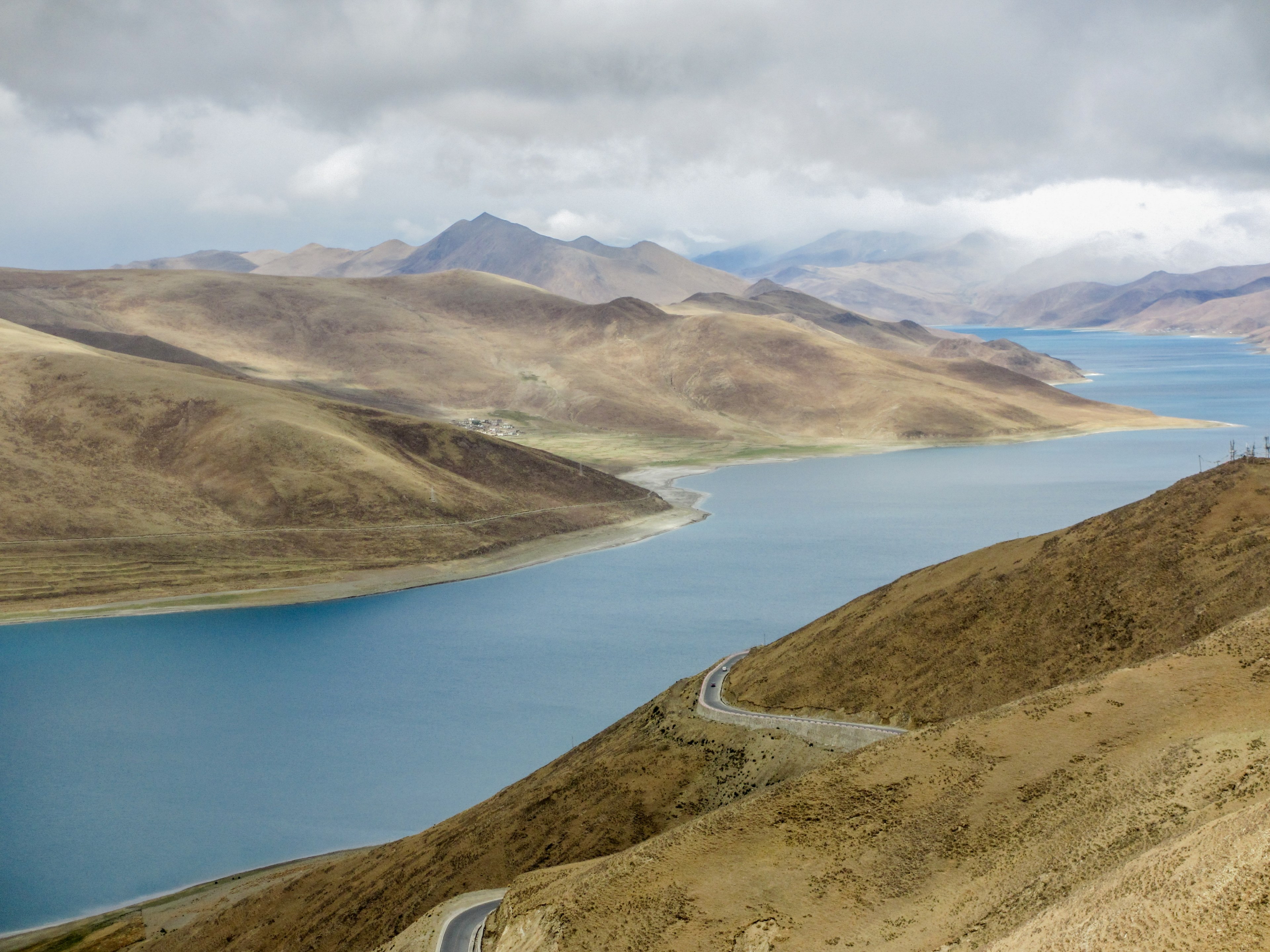 a river flowing between dry hilly banks in tibet, calm tibetan river 4k, HD Wallpaper