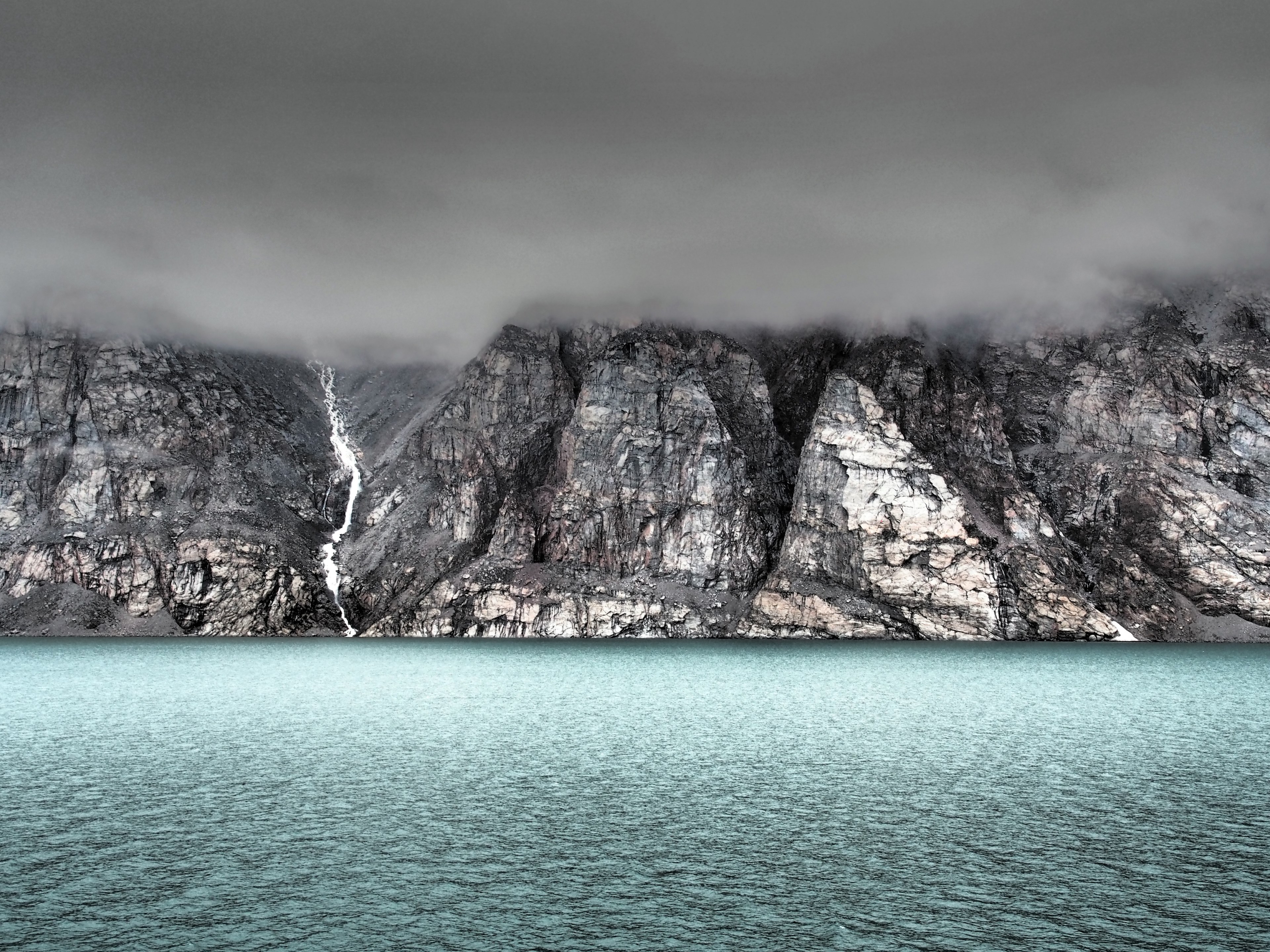 storm rolls in over rocky cliffs near blue waters in baffin island, stormy mountain sky 4k, HD Wallpaper
