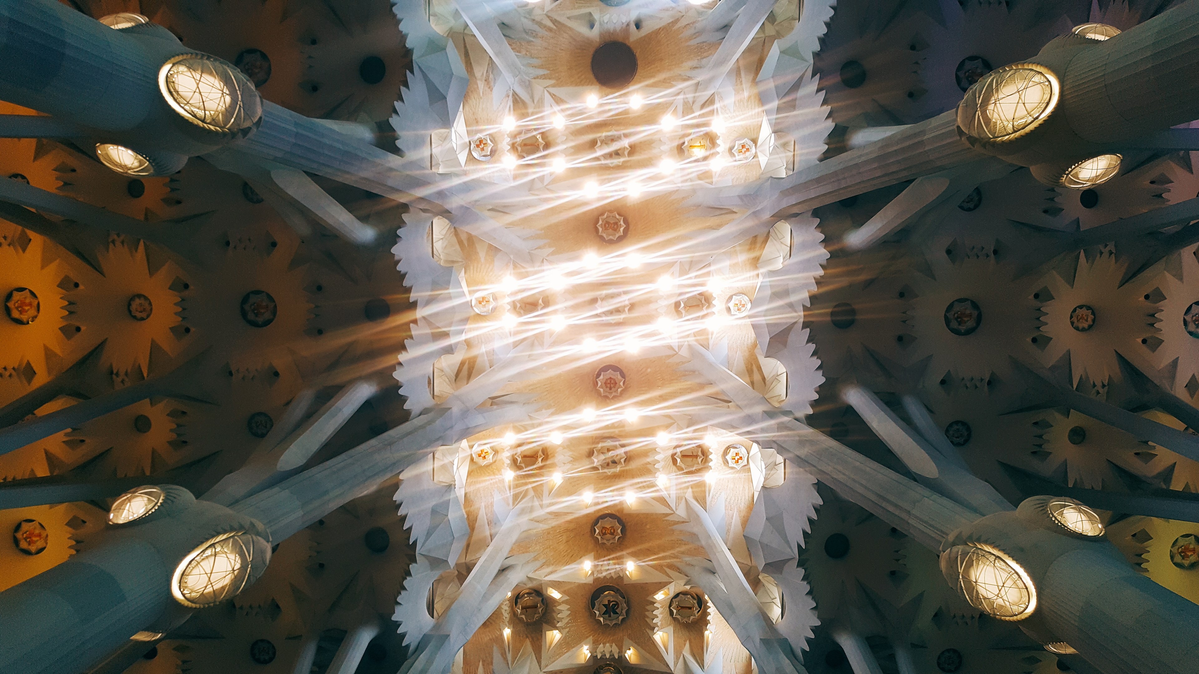 bright lights at the ceiling of sagrada famlia cathedral in barcelona, lights in sagrada famlia 4k, HD Wallpaper