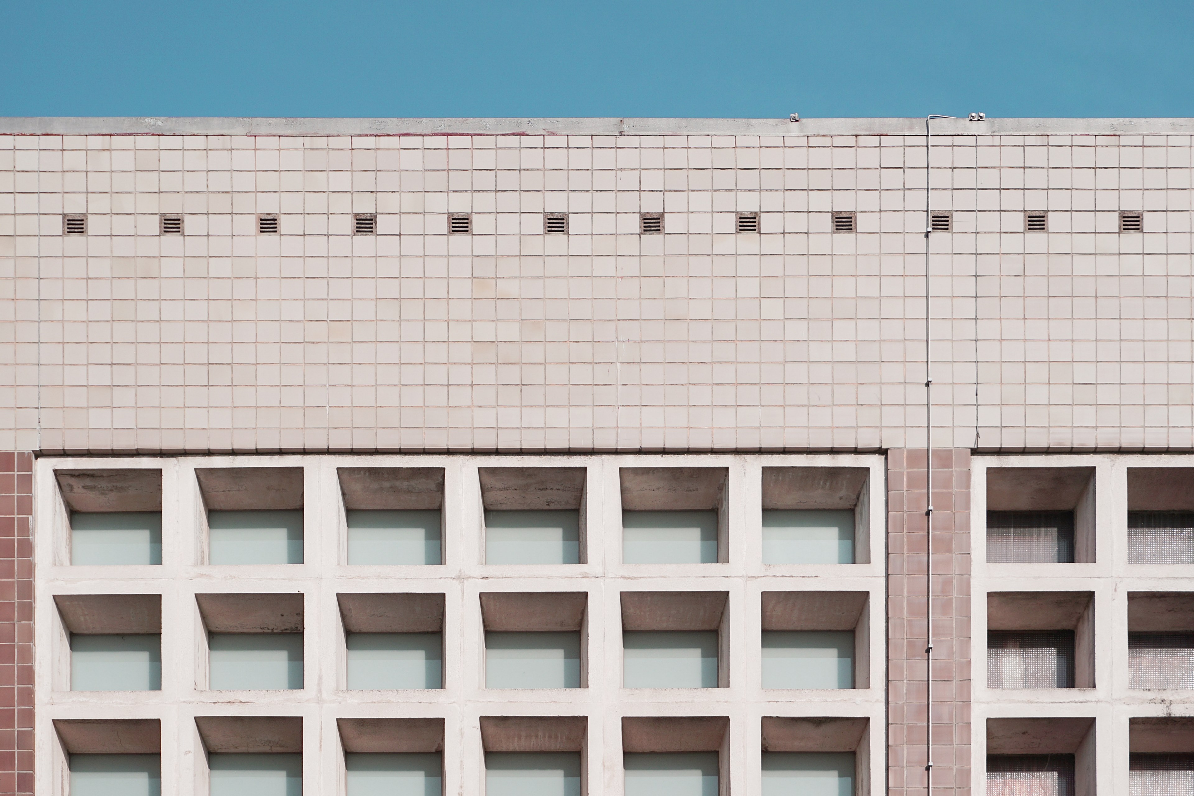 the facade of a building in the city of nuremberg bavaria germany, _heizwerk nrenberg muggenhof 4k, HD Wallpaper
