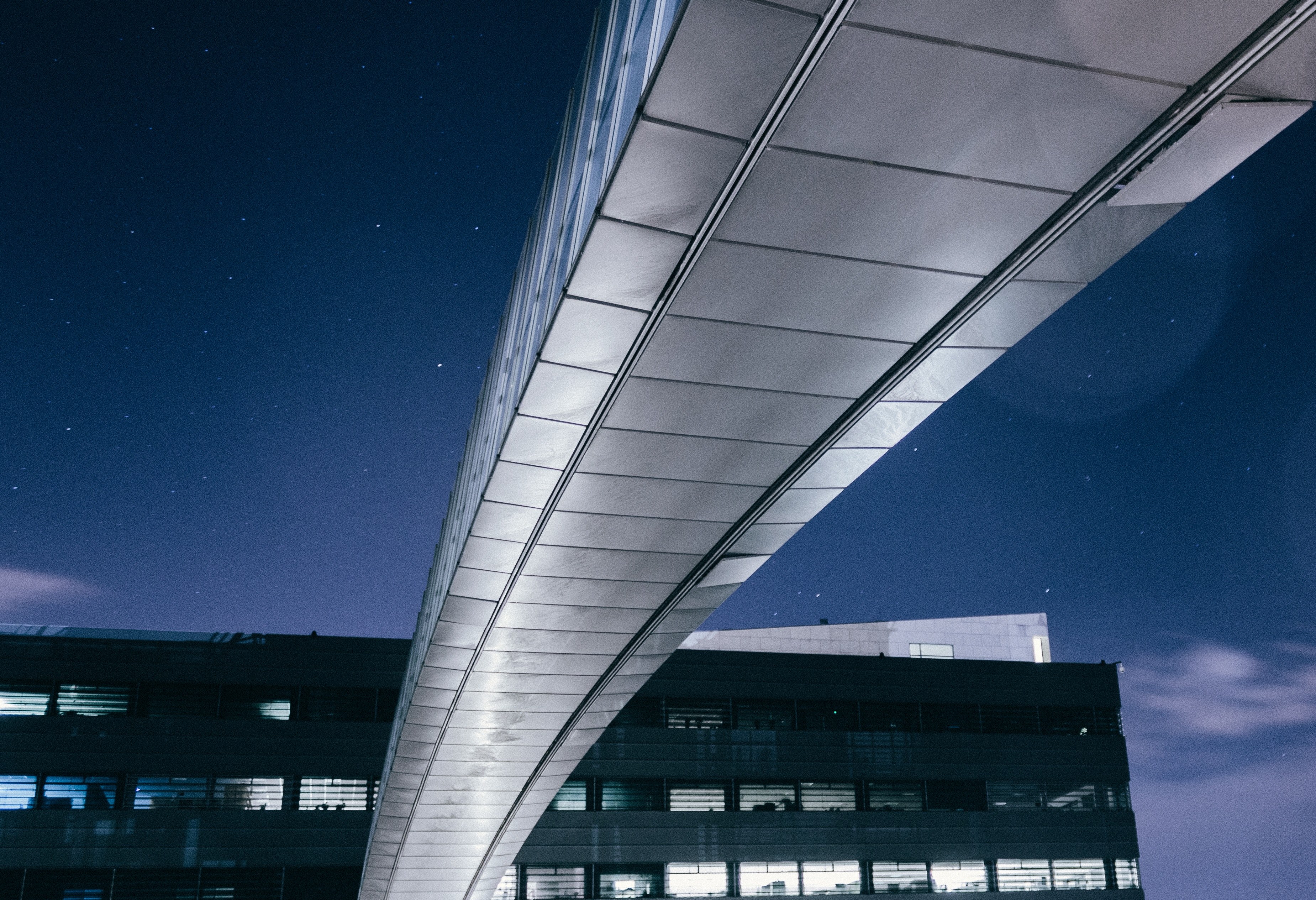 skyway connecting to an office building at night, office bridge 4k, HD Wallpaper