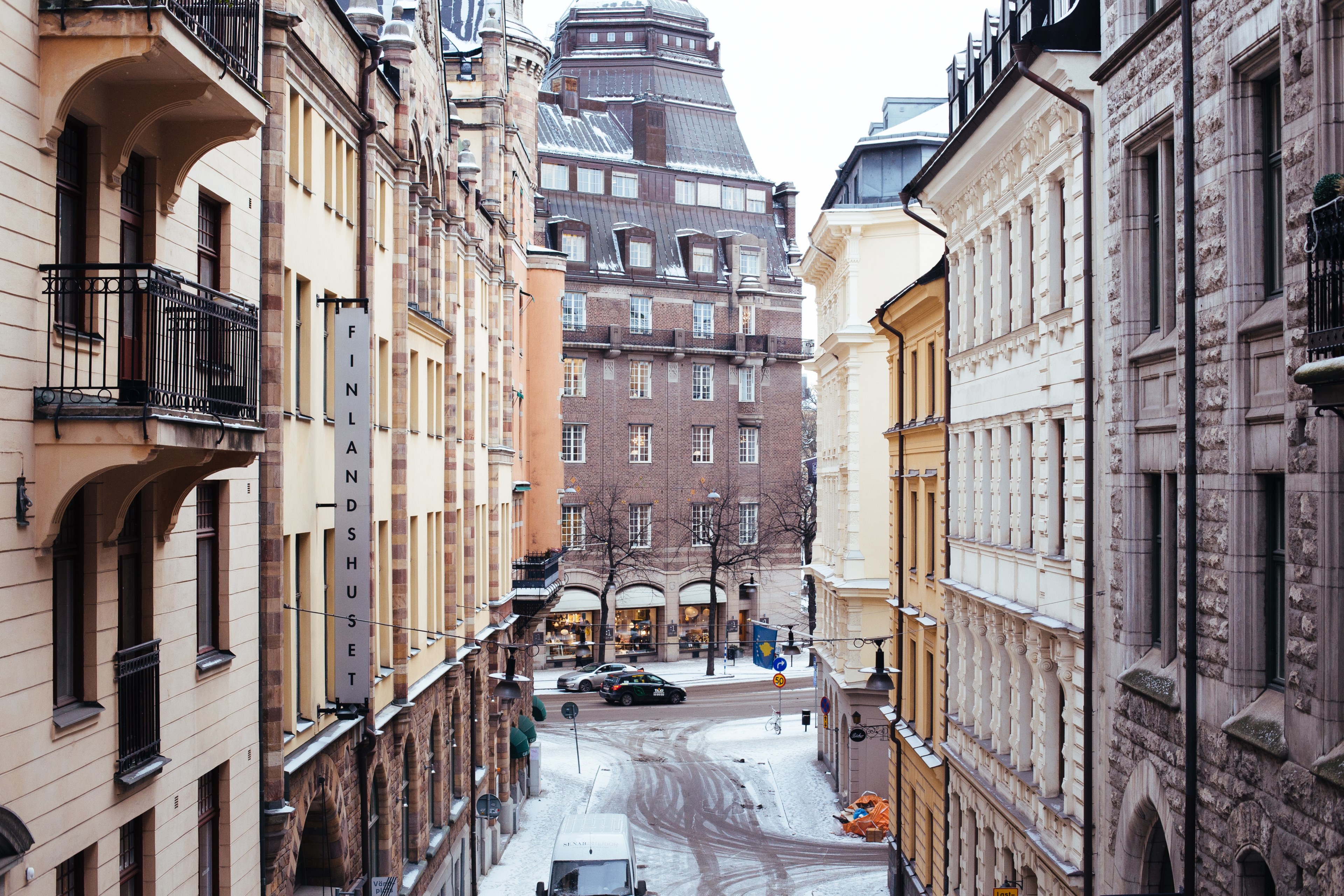 view of snowy stockholm street with buildings with traditional architecture and cars on the road, snowy stockholm street 4k, HD Wallpaper