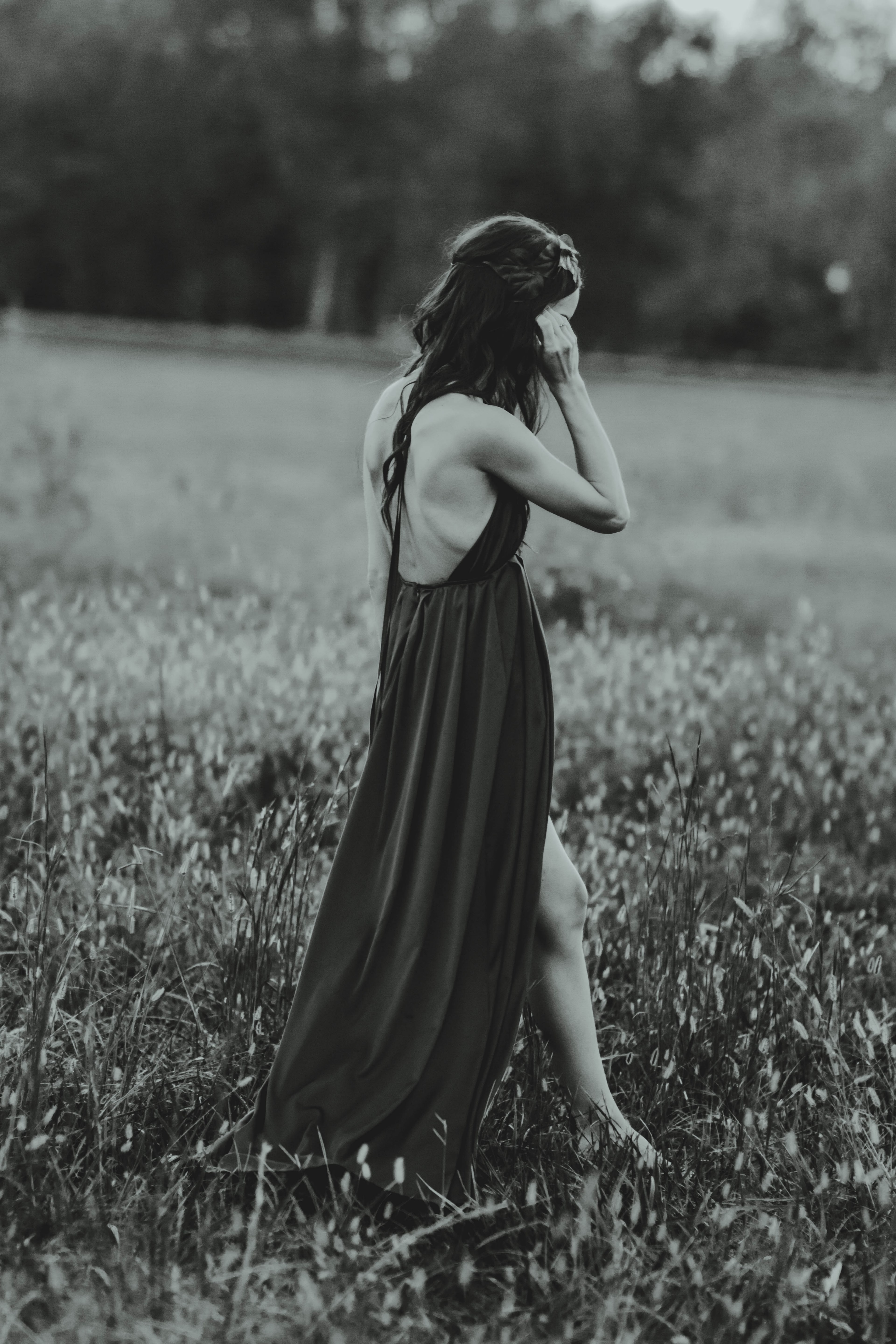 a woman wearing a long dress posing in a meadow, meadow poses 4k, Phone HD Wallpaper