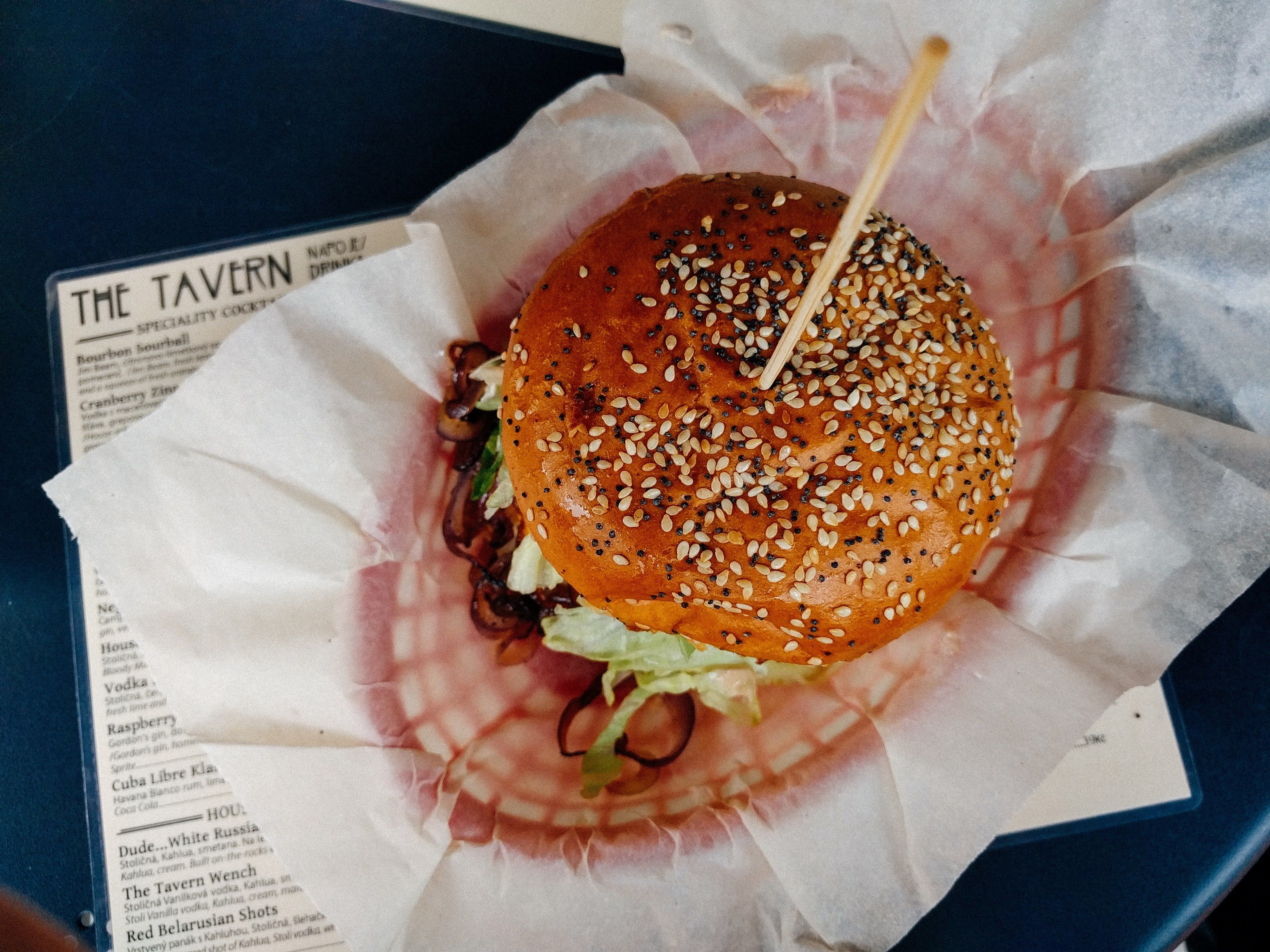 burger with a sesame seed bun at a bar and grill restaurant, bar and grill burger 4k, HD Wallpaper
