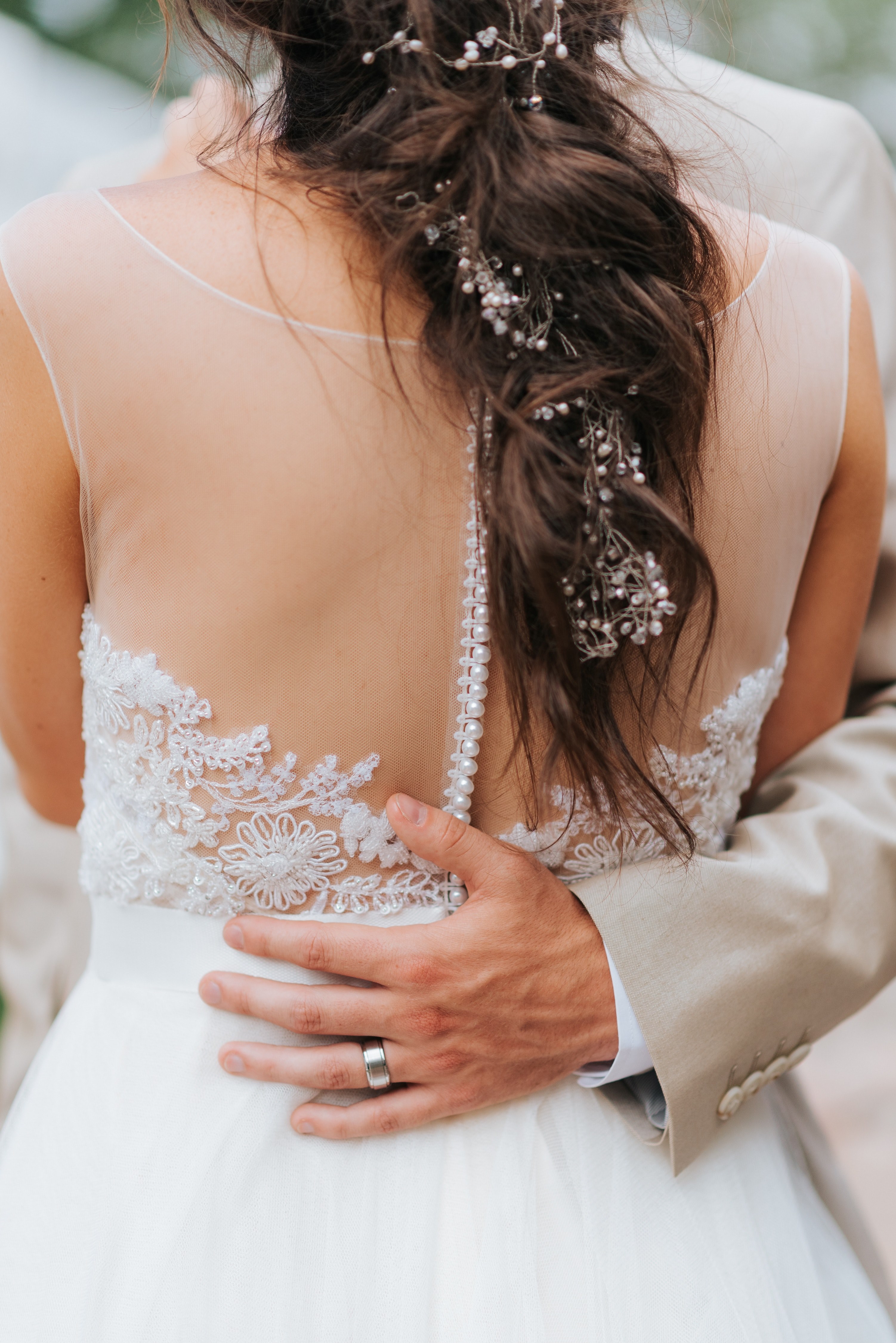 groom wraps arm around brides back at fort collins wedding, fort collins wedding embrace 4k, Phone HD Wallpaper