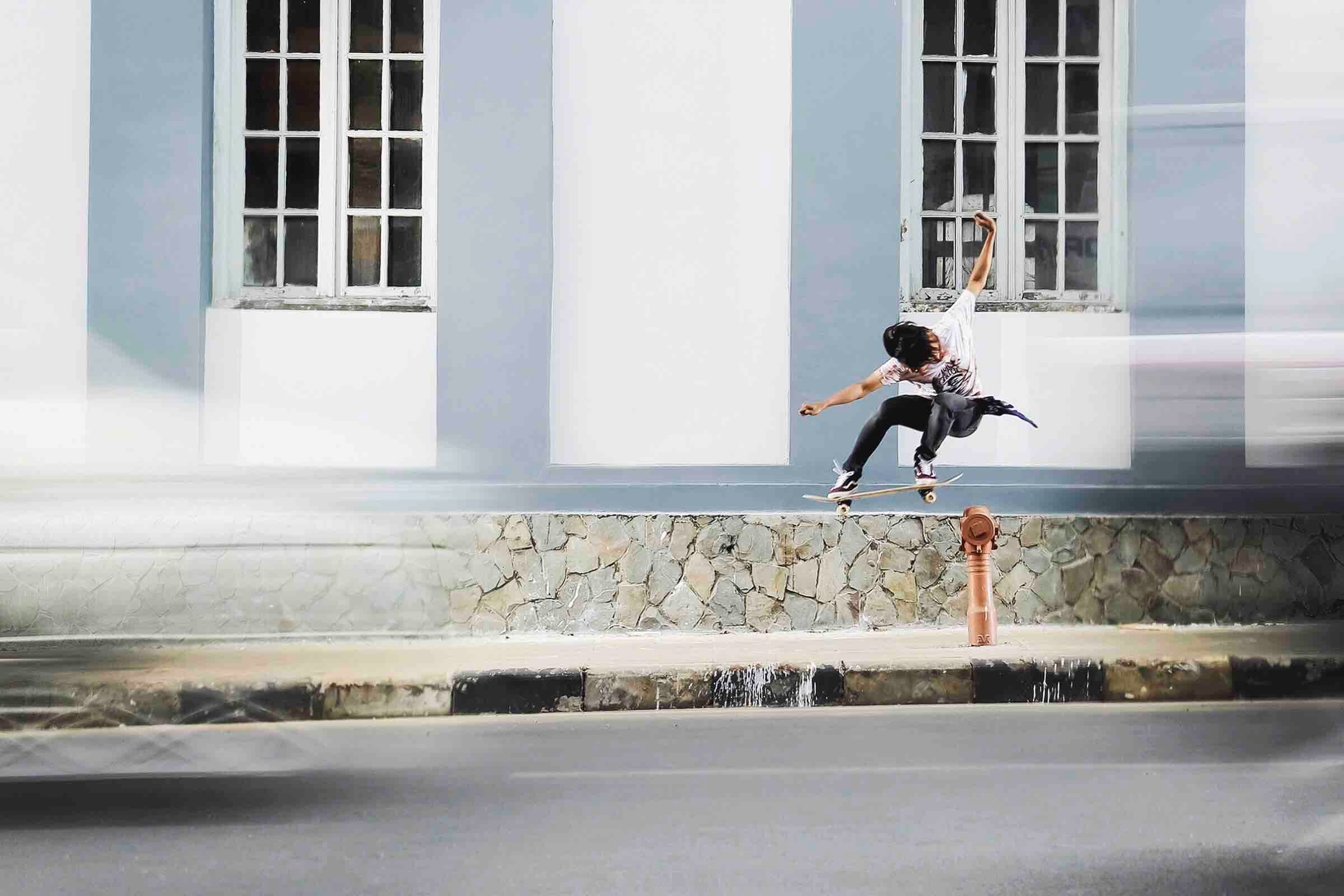 skateboarder doing a skate trip on a city street, skate trick 4k, HD Wallpaper