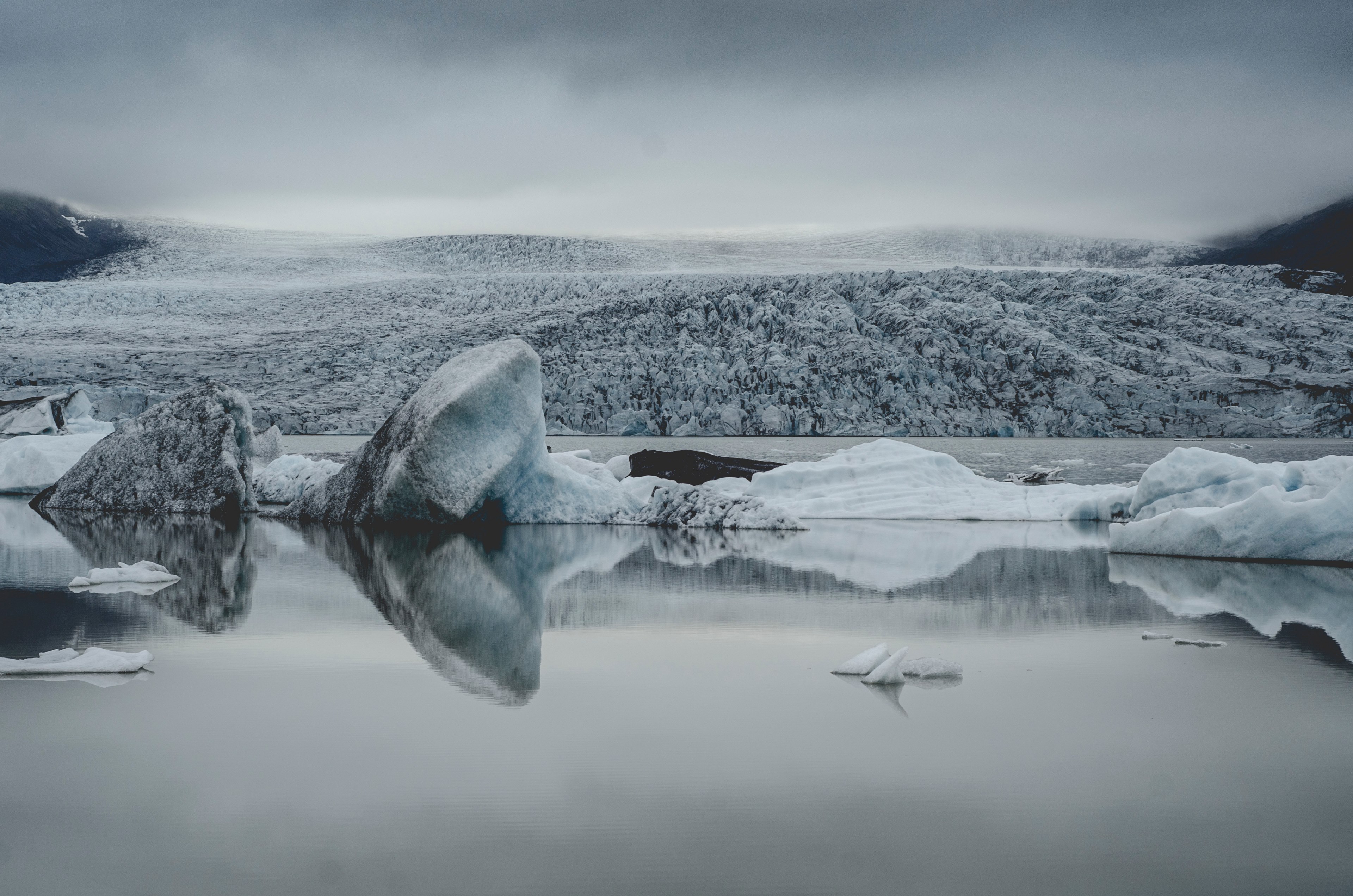 a still lake with glaciers jutting out with a snowy wilderness receding into the horizon, winter wilderness lake 4k, HD Wallpaper