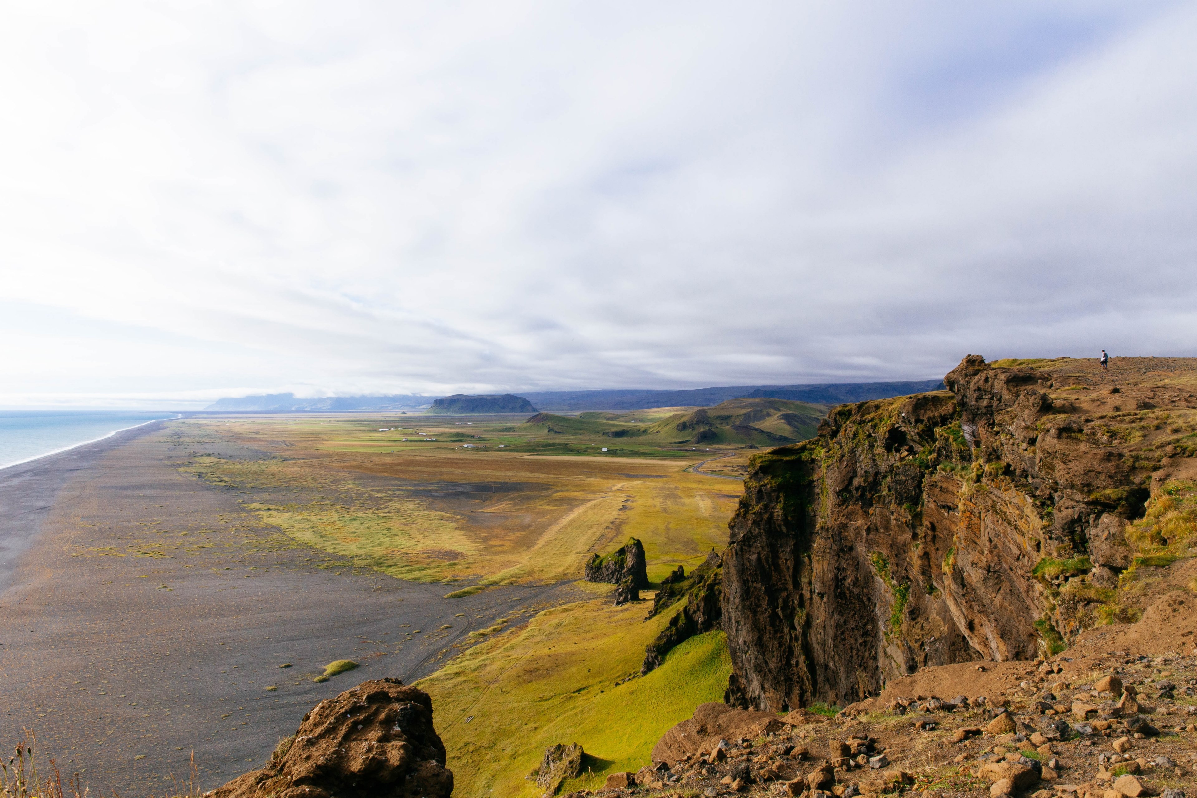 vast flat coastline by the mountain range at iceland, vast coastline 4k, HD Wallpaper