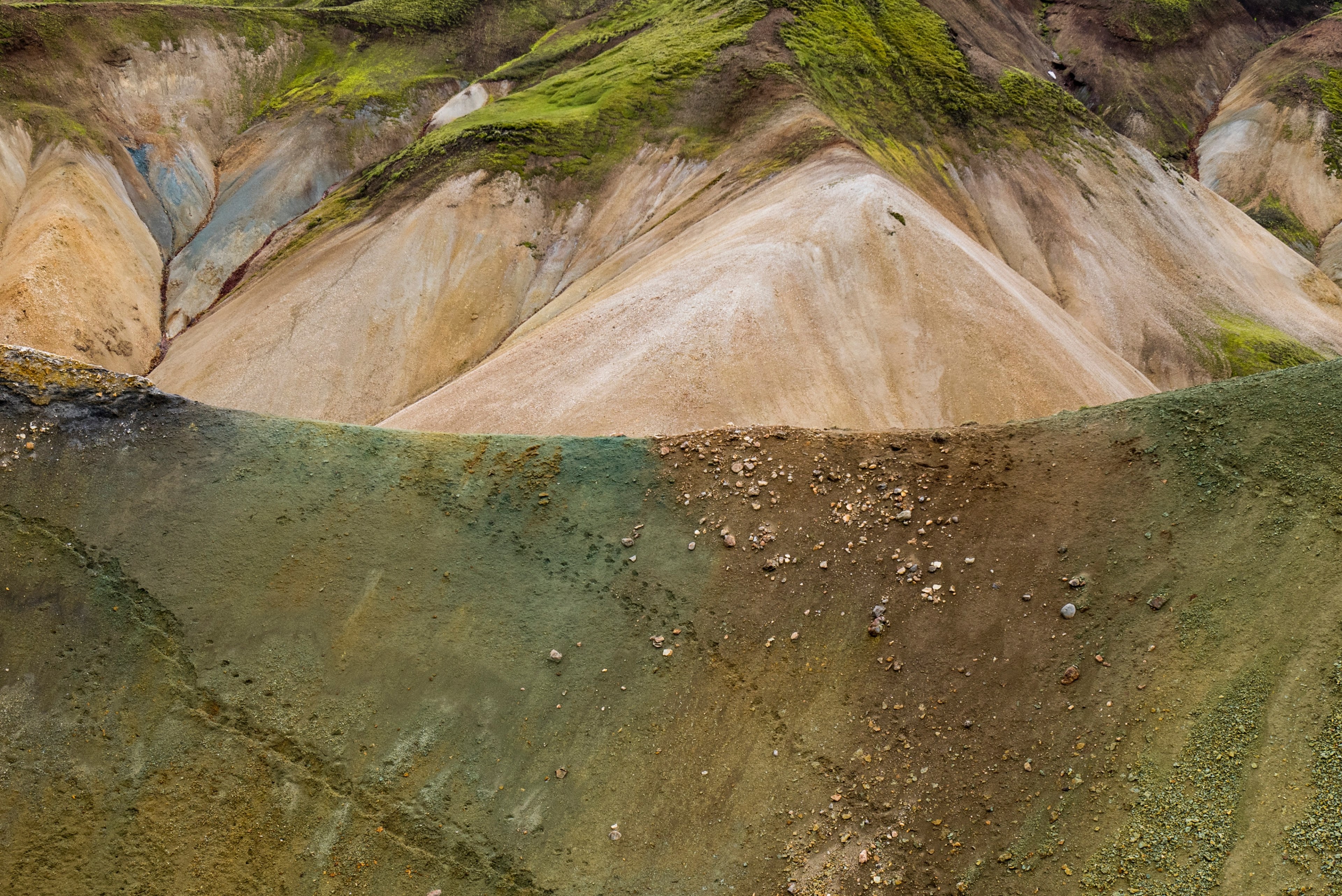 a vertical hillside partly obscuring the view on eroded moss covered hills, mossy icelandic hills 4k, HD Wallpaper