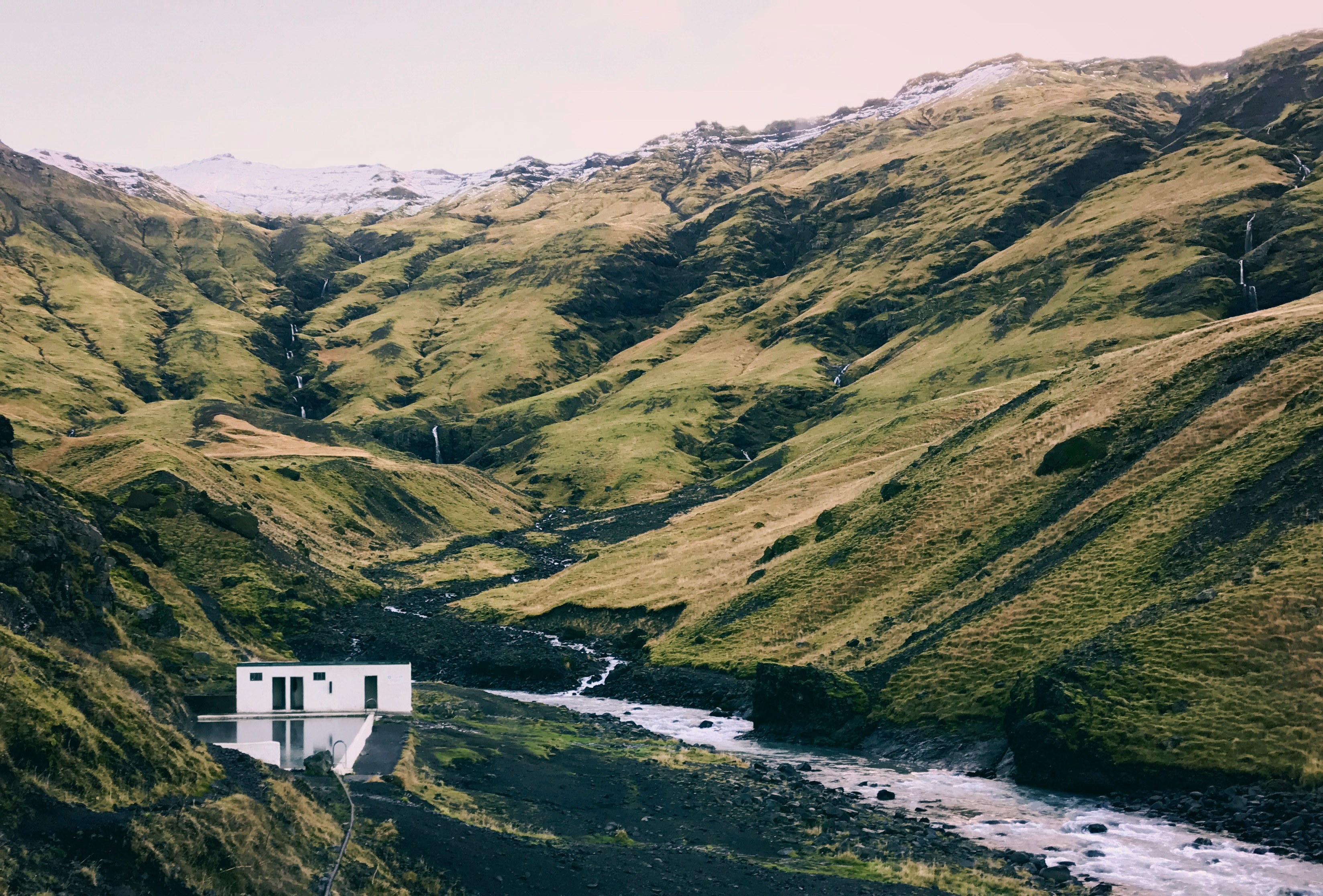 a small outdoor pool surrounded by mountain slopes in iceland, outdoor pool in the mountains 4k, HD Wallpaper