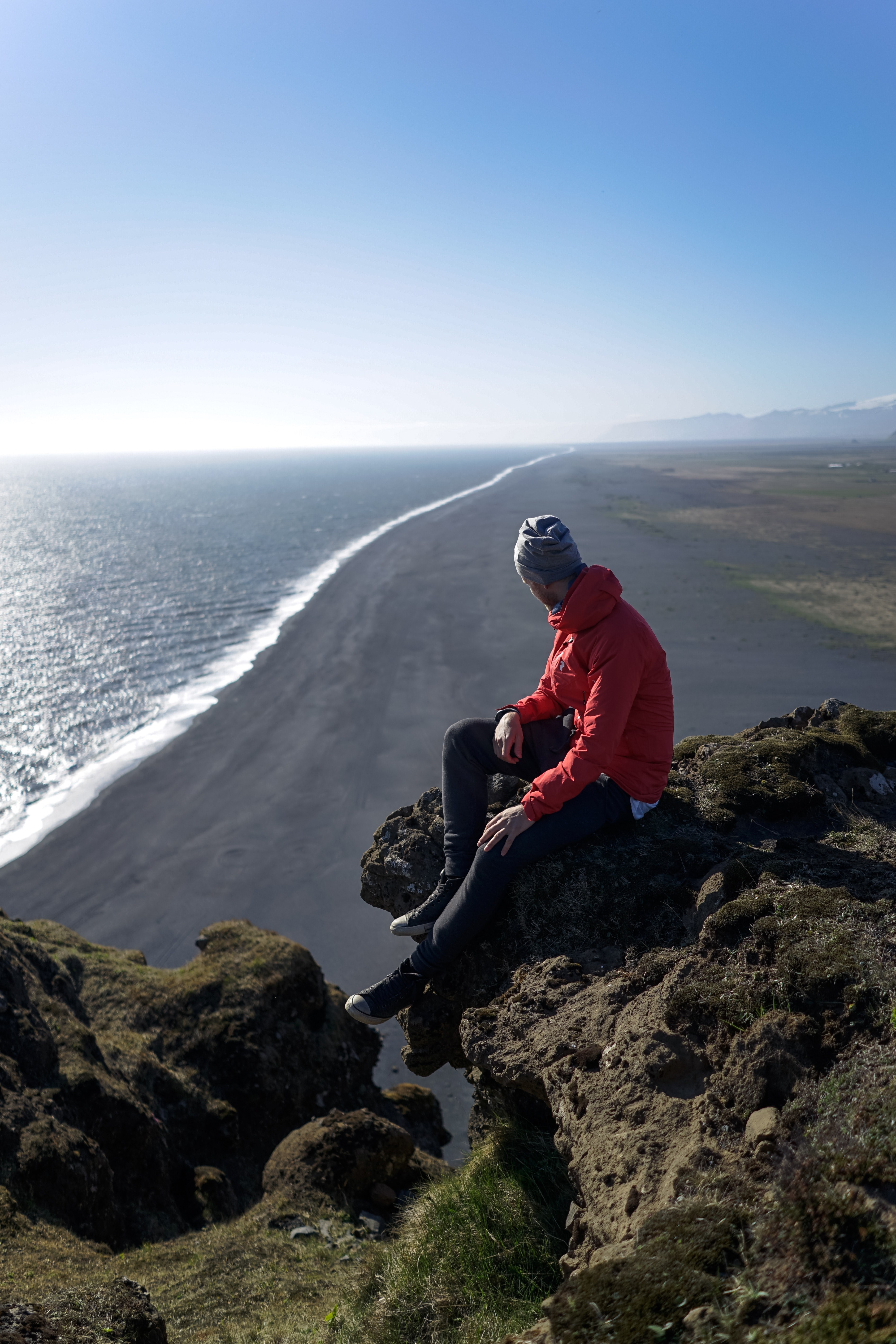 a man looks out over the beach and sea in dyrhlaey, dyrhlaey lookout 4k, Phone HD Wallpaper
