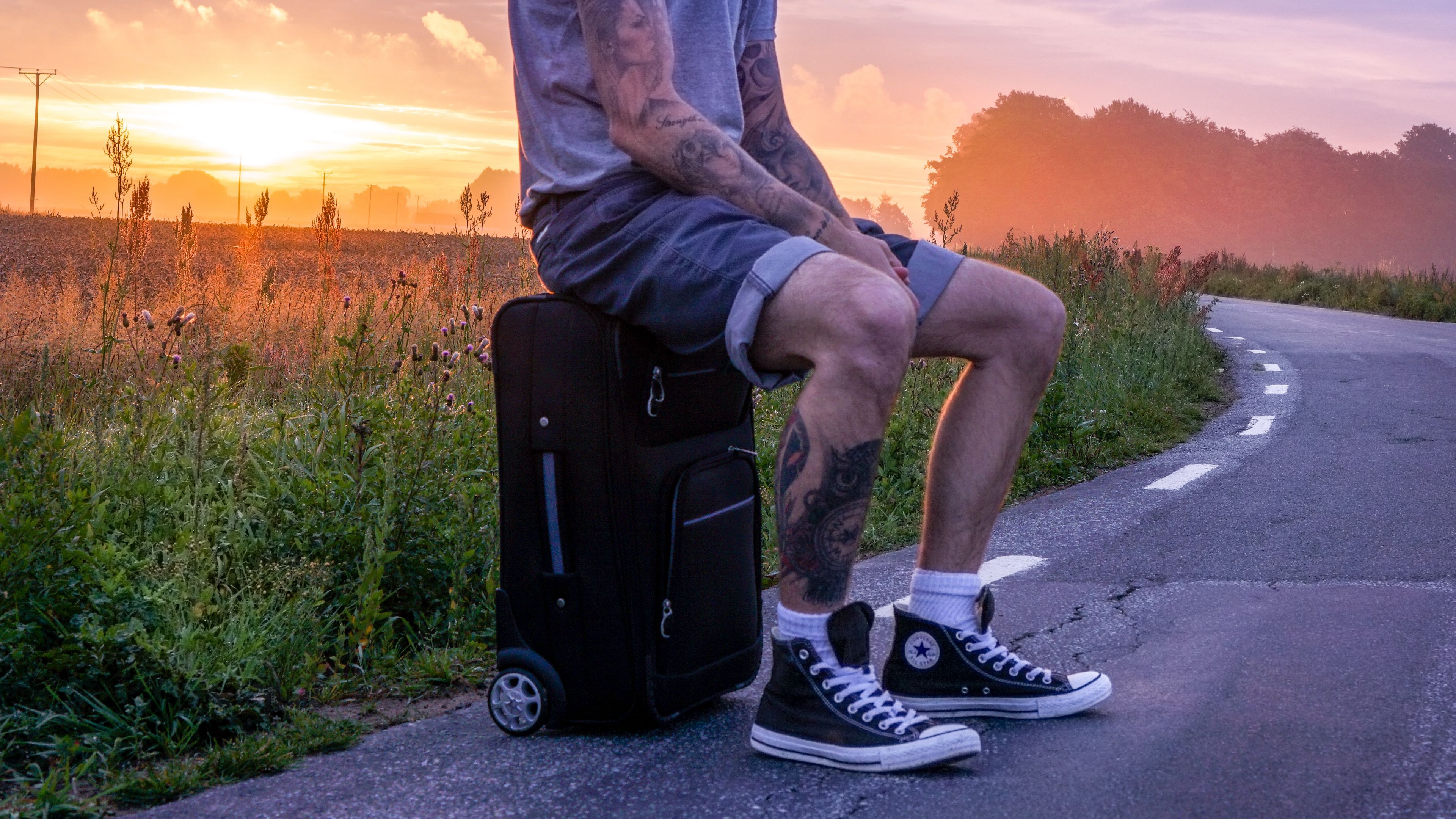 man, suitcase, sunset, tattoos, 4k, HD Wallpaper