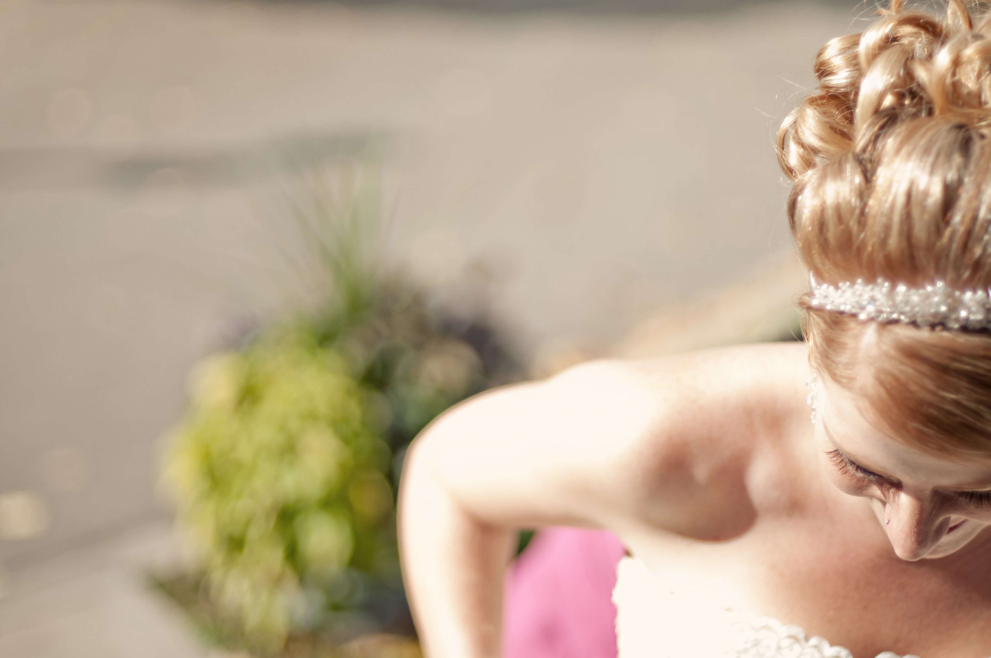 blonde bride with pearl headband looks down and smiles, bride wearing pearl headband 4k, HD Wallpaper