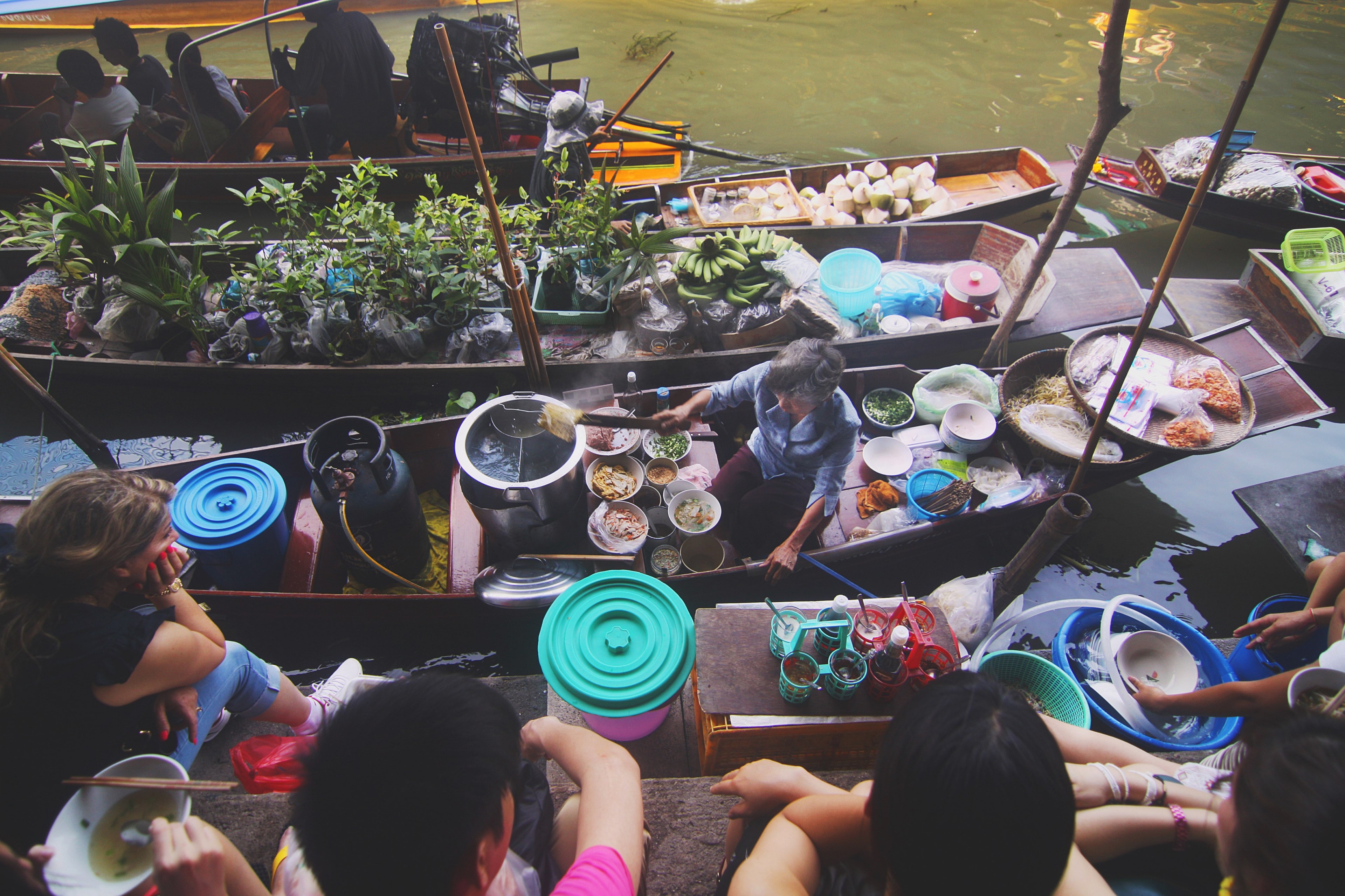 a merchant selling food from a long boat on a canal, river market in thailand 4k, HD Wallpaper