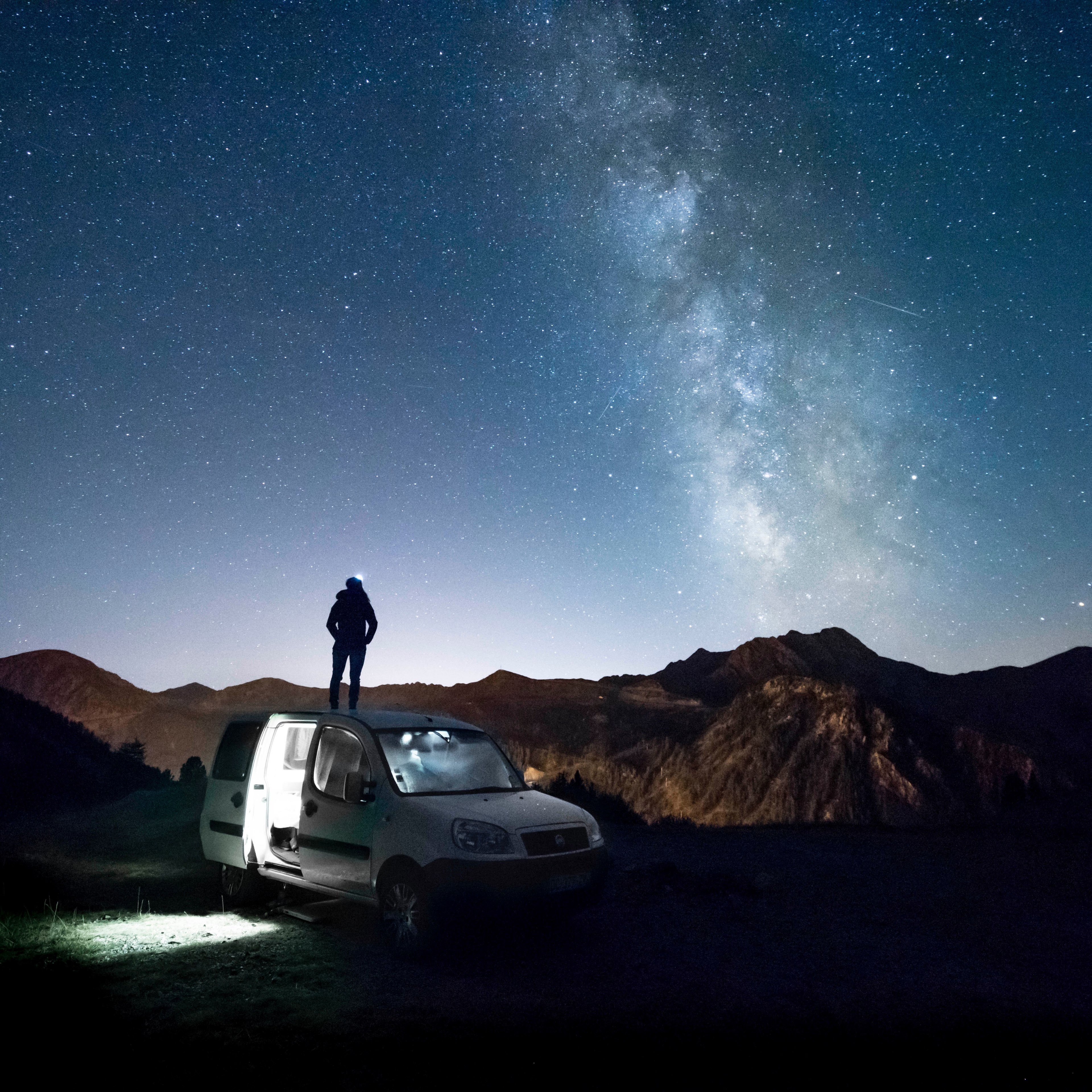 night star gazing roadtrip and standing on car 4k, HD Wallpaper