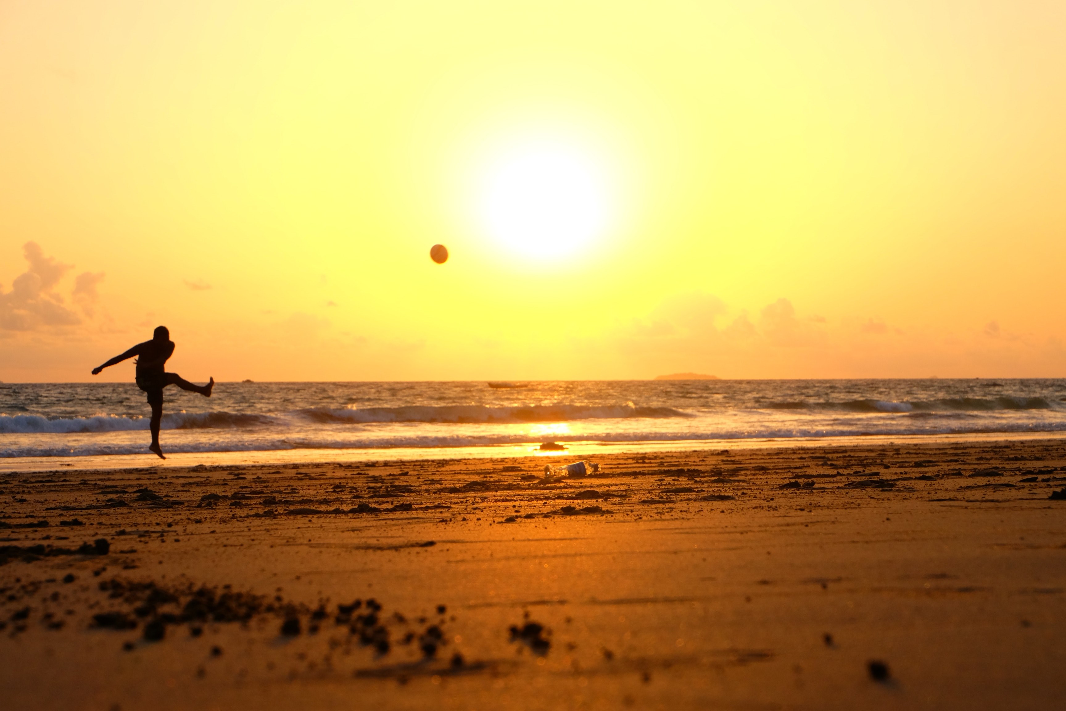 silhouette kicking the ball in mid air before sunset at the beach in ngwesaung, silhouette kicking the ball at the beach 4k, HD Wallpaper