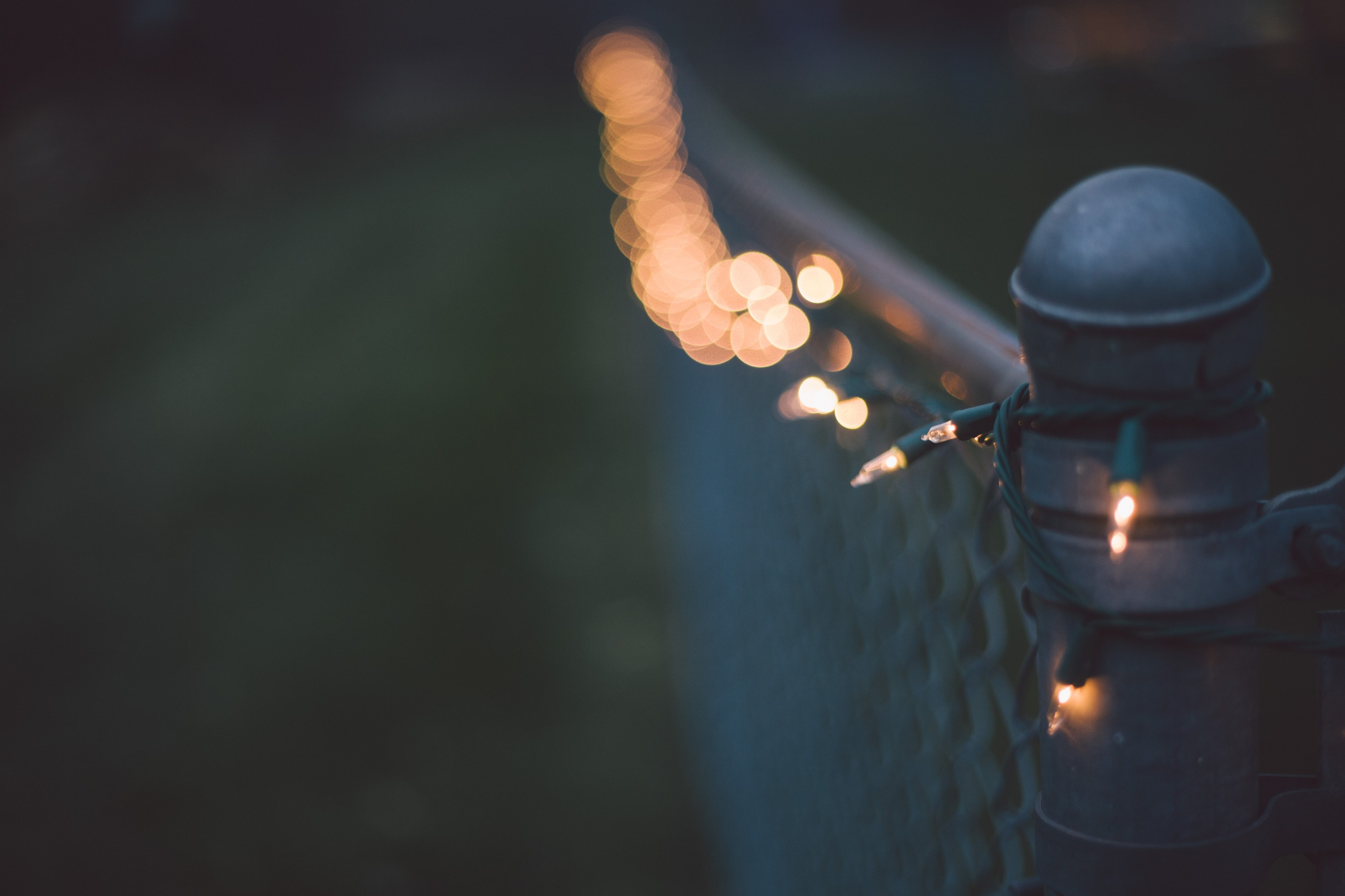 metal fence post with bokeh string of christmas lights, twinkly lights at twilight 4k, HD Wallpaper