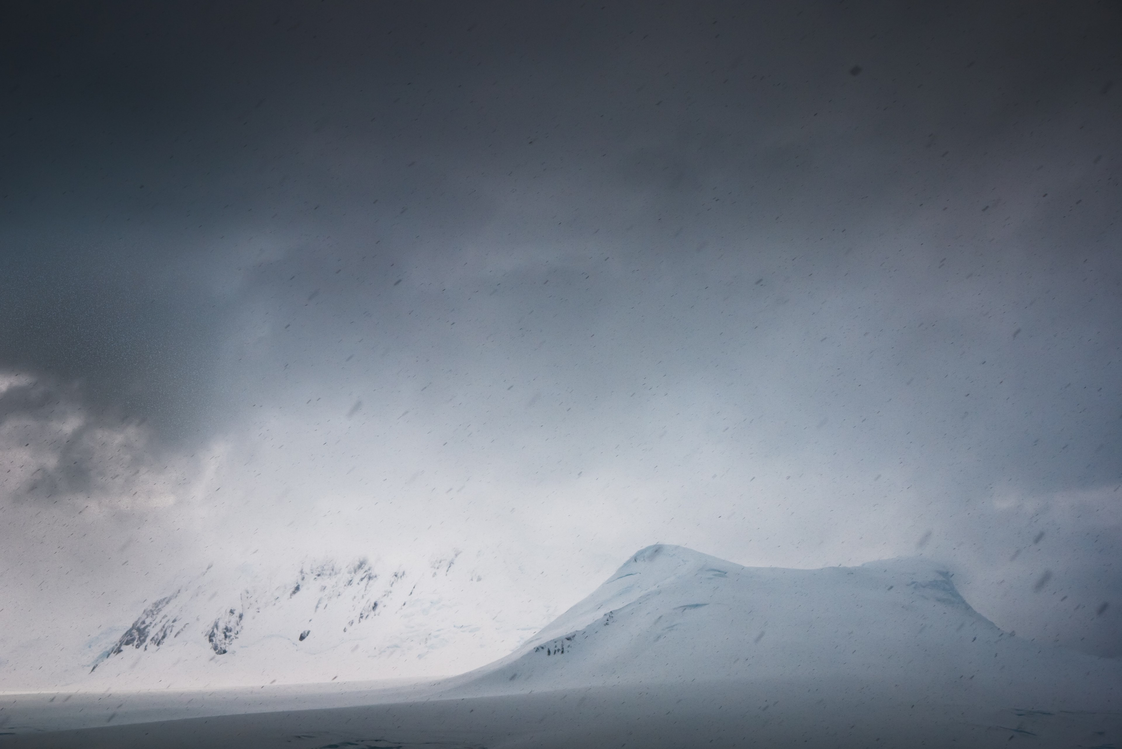 dark storm clouds roll in over snowy mountains, storm in the mountains 4k, HD Wallpaper