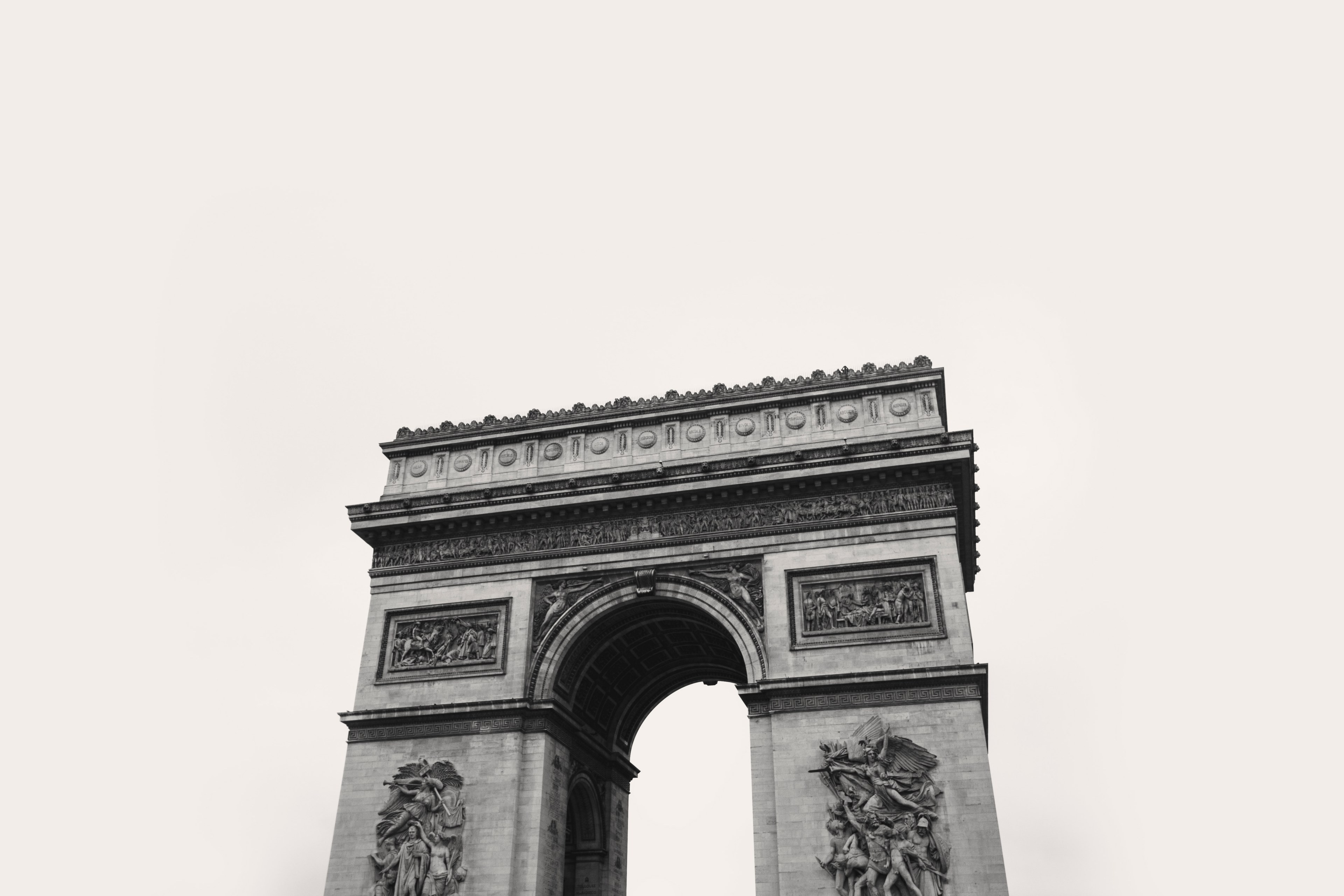 the historic french landmark the arc de triomphe in black and white, _arc de triomphe black and white 4k, HD Wallpaper