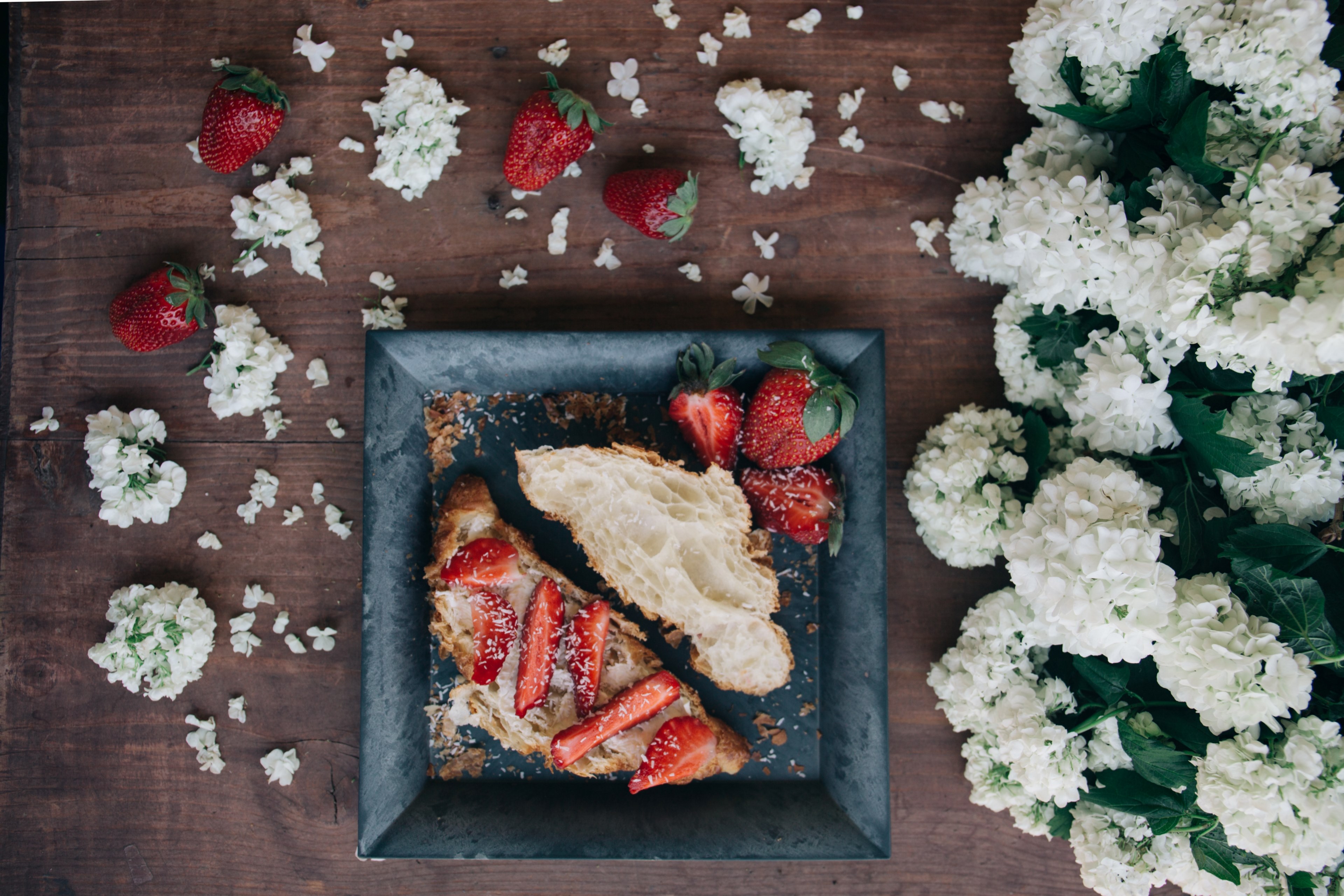 croissant with powdered sugar and strawberries surrounded by flowers, croissant arrangement 4k, HD Wallpaper