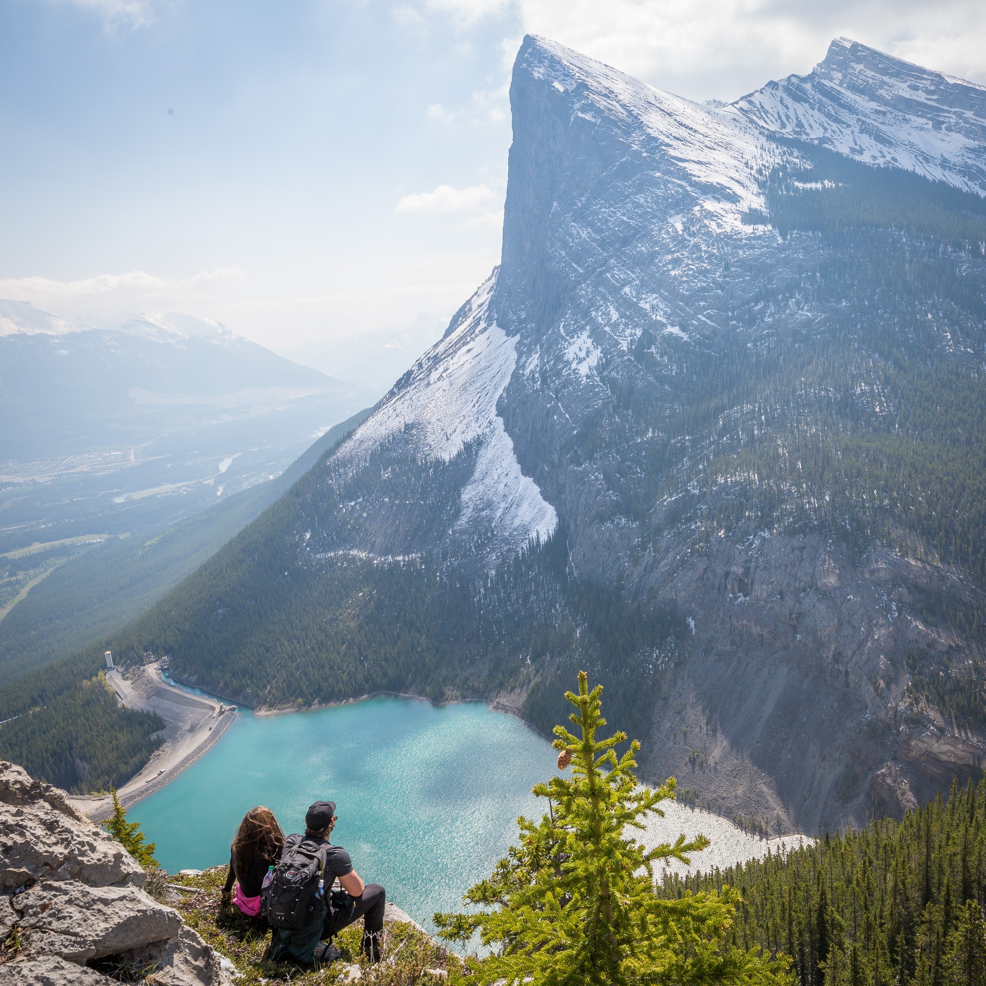 two people sitting on a ledge high above a mountain lake in canmore, high above an azure lake follow kalenemsley on ig 4k, HD Wallpaper