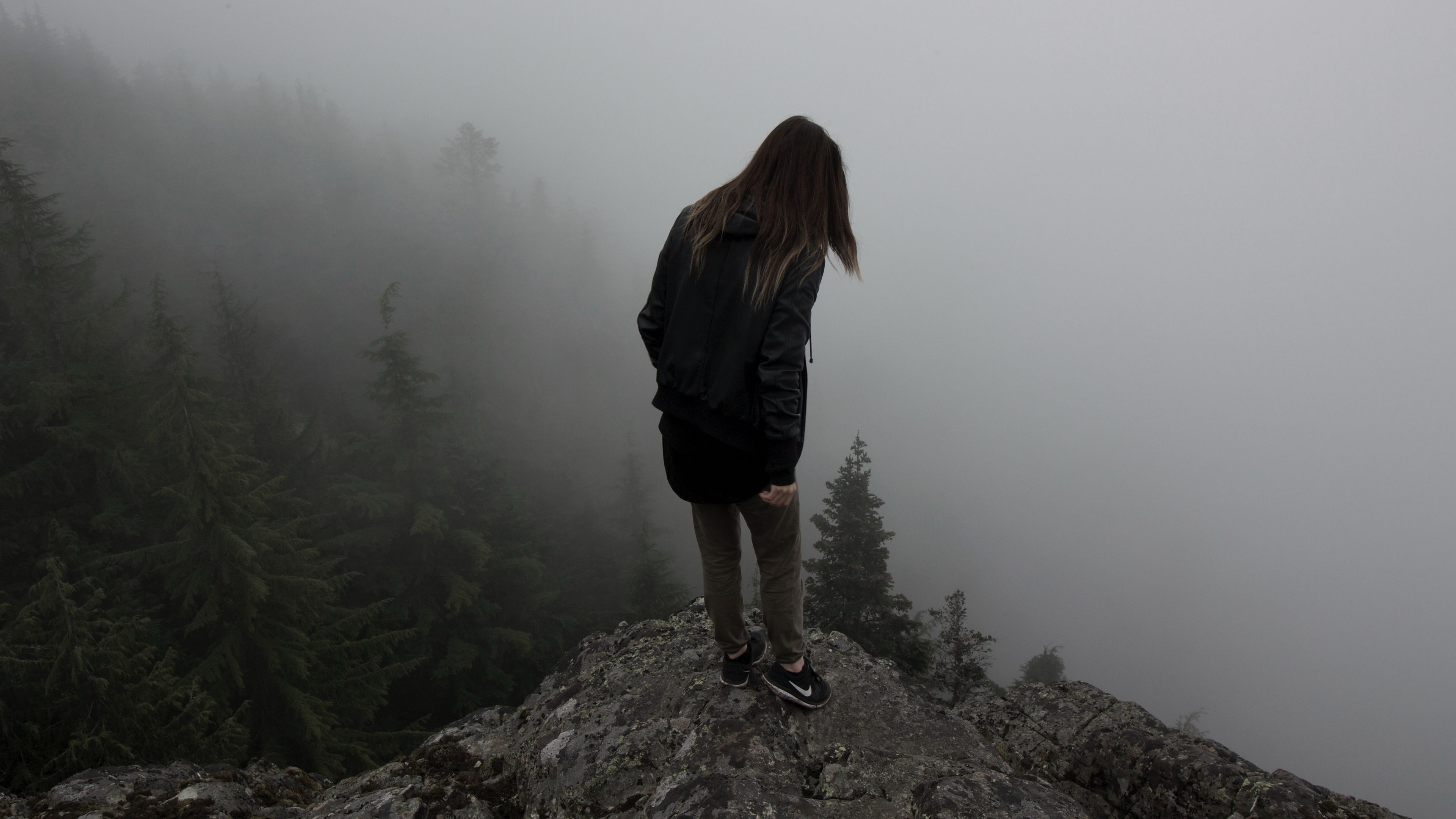 man, hill, cliff, fog, 4k, HD Wallpaper