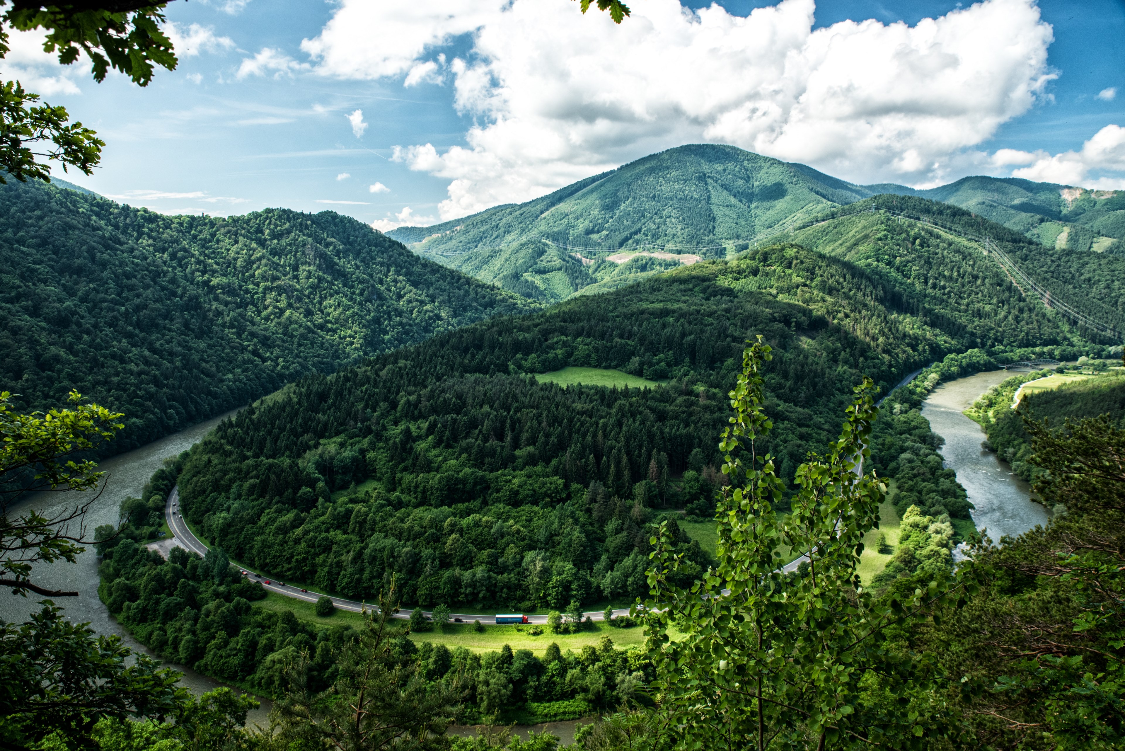 a road running along a long bend in a river surrounded by wooded hills, long river bend 4k, HD Wallpaper